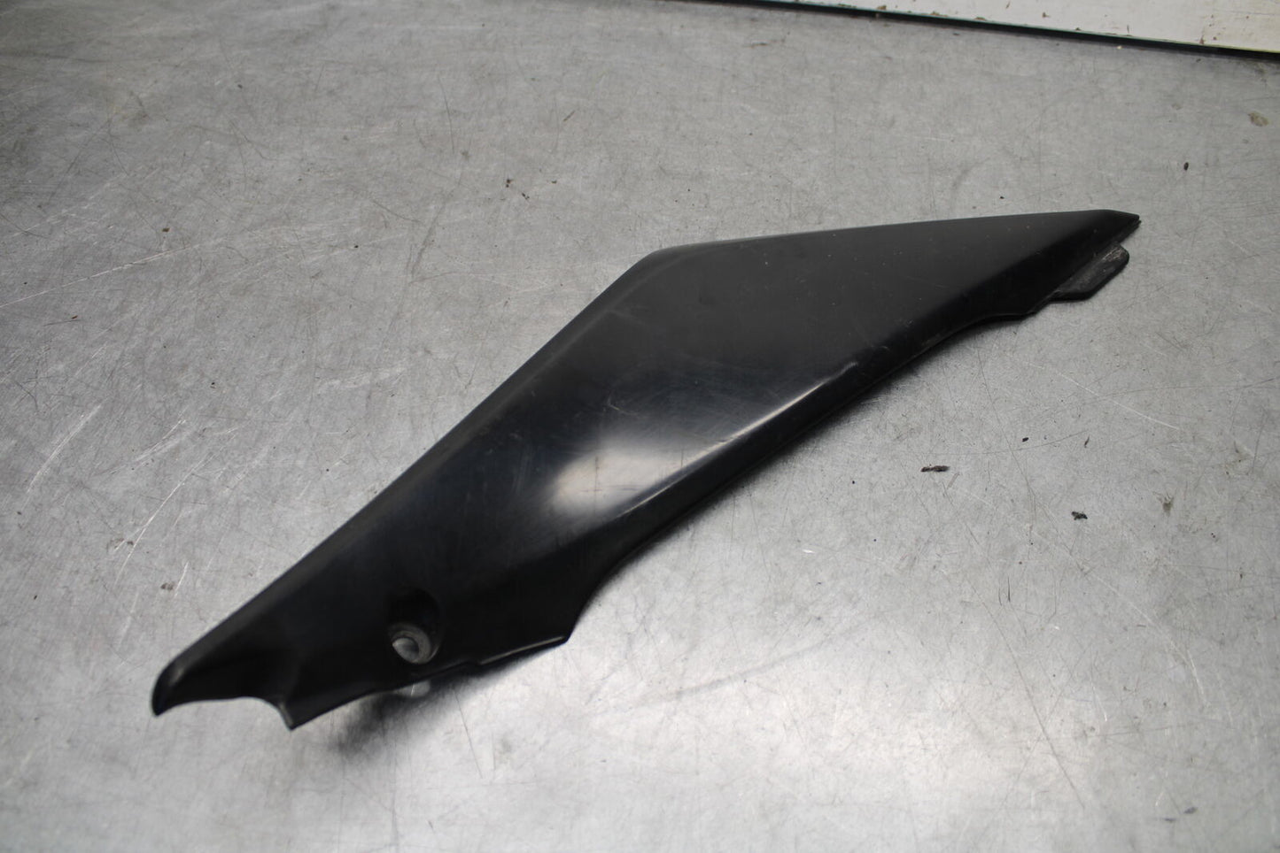 05-06 SUZUKI GSXR1000 LEFT FRONT SIDE SEAT SADDLE PANEL TRIM COWL FAIRING BB663