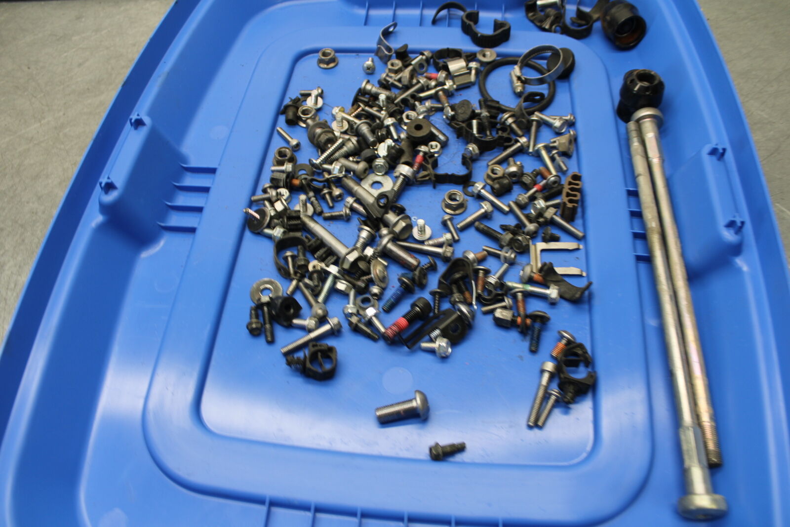 16 KAWASAKI NINJA ZX10R MISCELLANEOUS MOUNTING BOLTS HARDWARE MOTOR  BB650