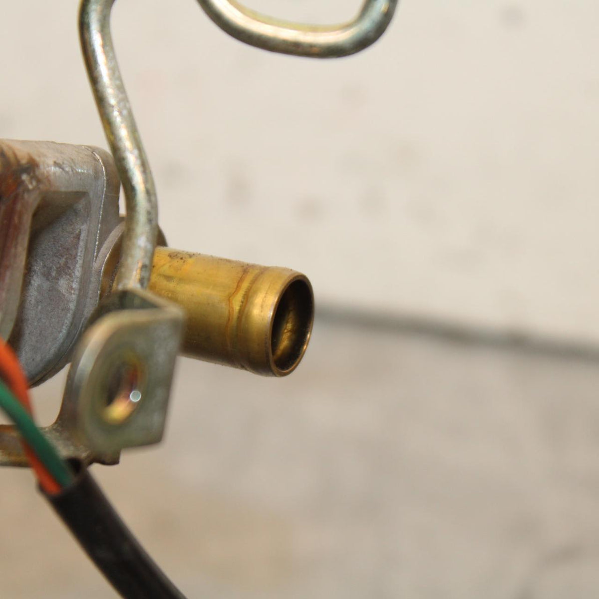 01-06 HONDA CBR600F4I AIR VALVE SOLENOID TOP ENGINE SWITCH SENSOR  BB644