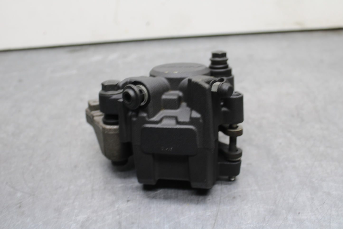 09-14 YAMAHA YZF R1 REAR BACK BRAKE CALIPER W MOUNT BRACKET BB119