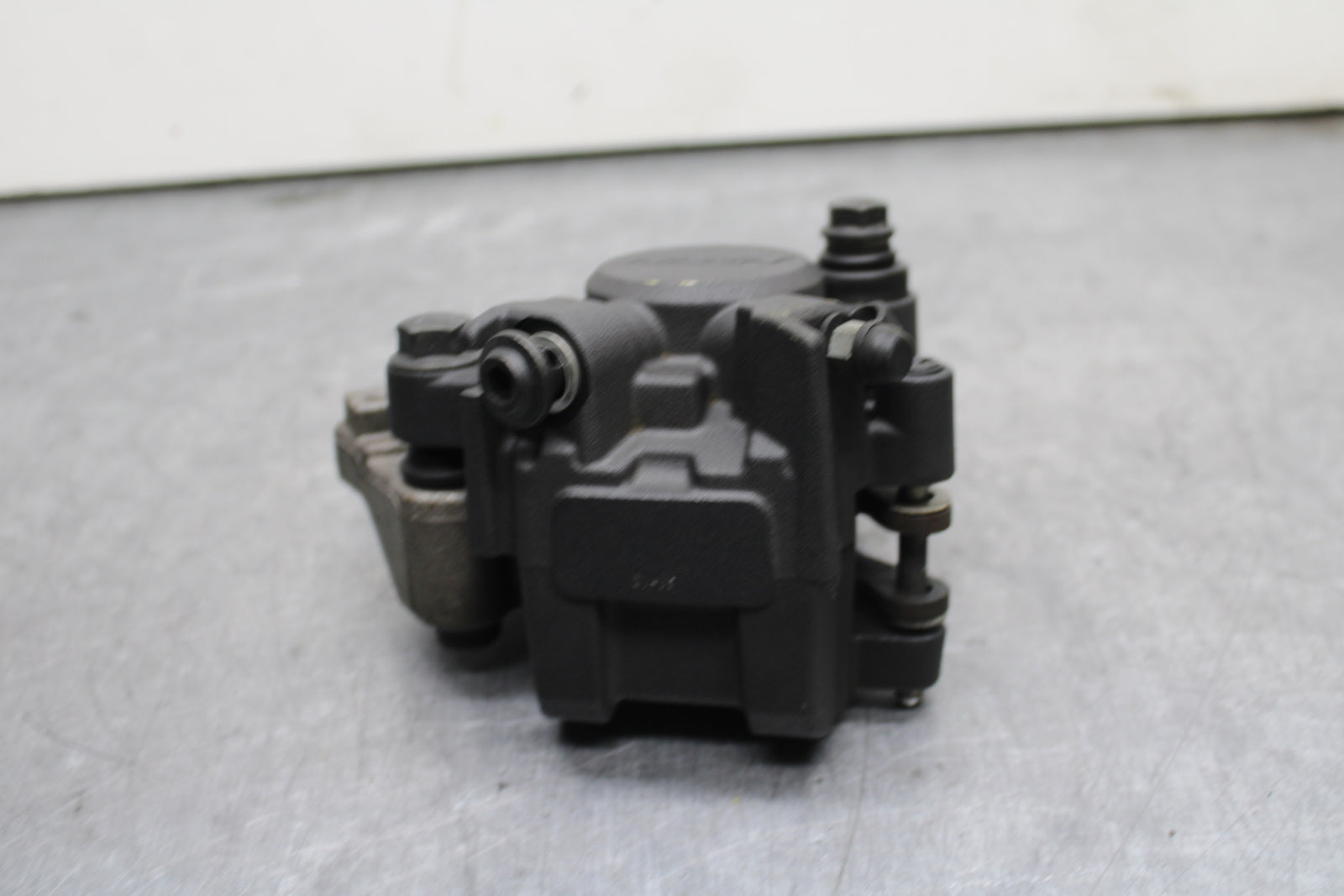 09-14 YAMAHA YZF R1 REAR BACK BRAKE CALIPER W MOUNT BRACKET BB119