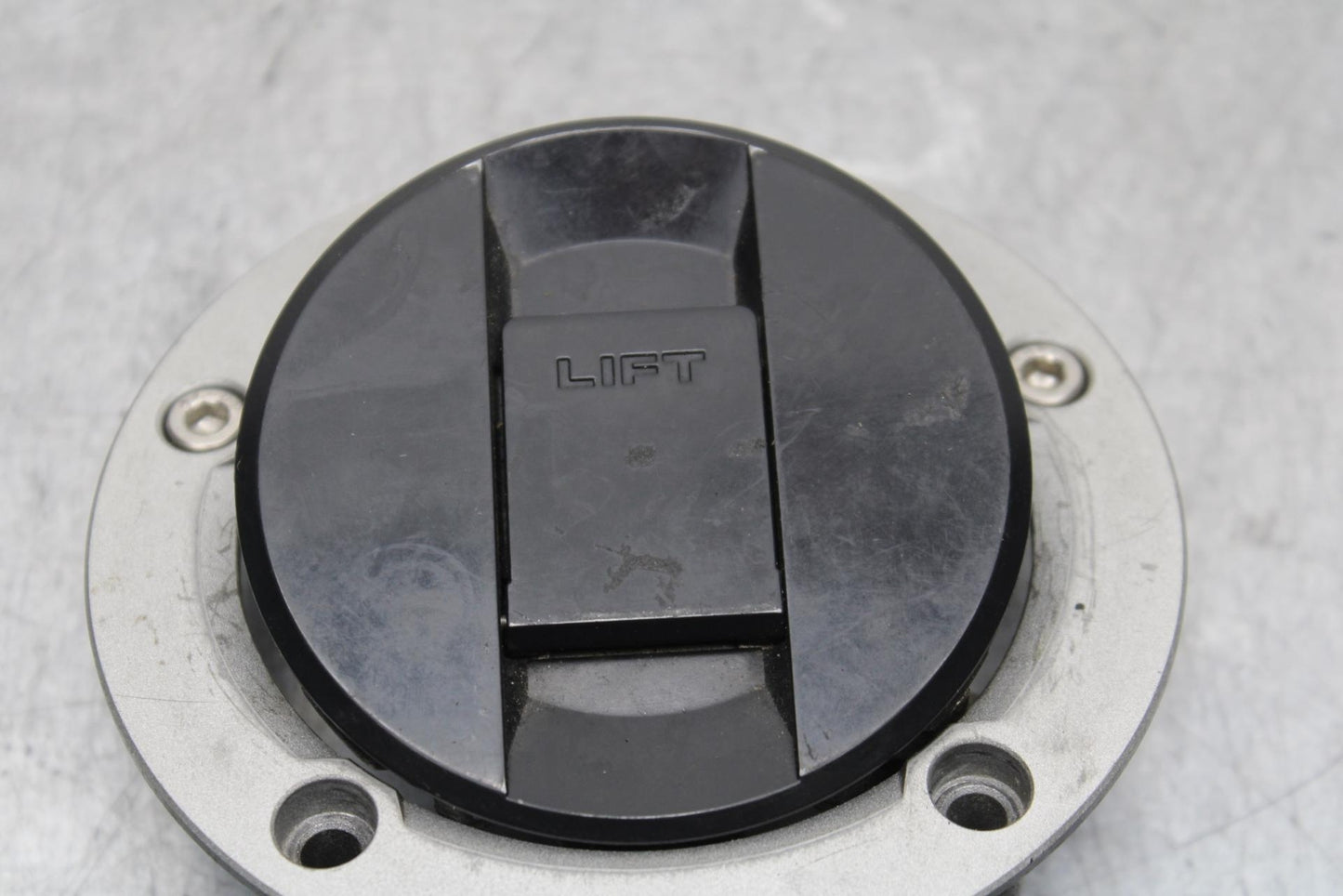 11-22 SUZUKI GSXR600 FUEL TANK GAS CAP WITH KEY BB582