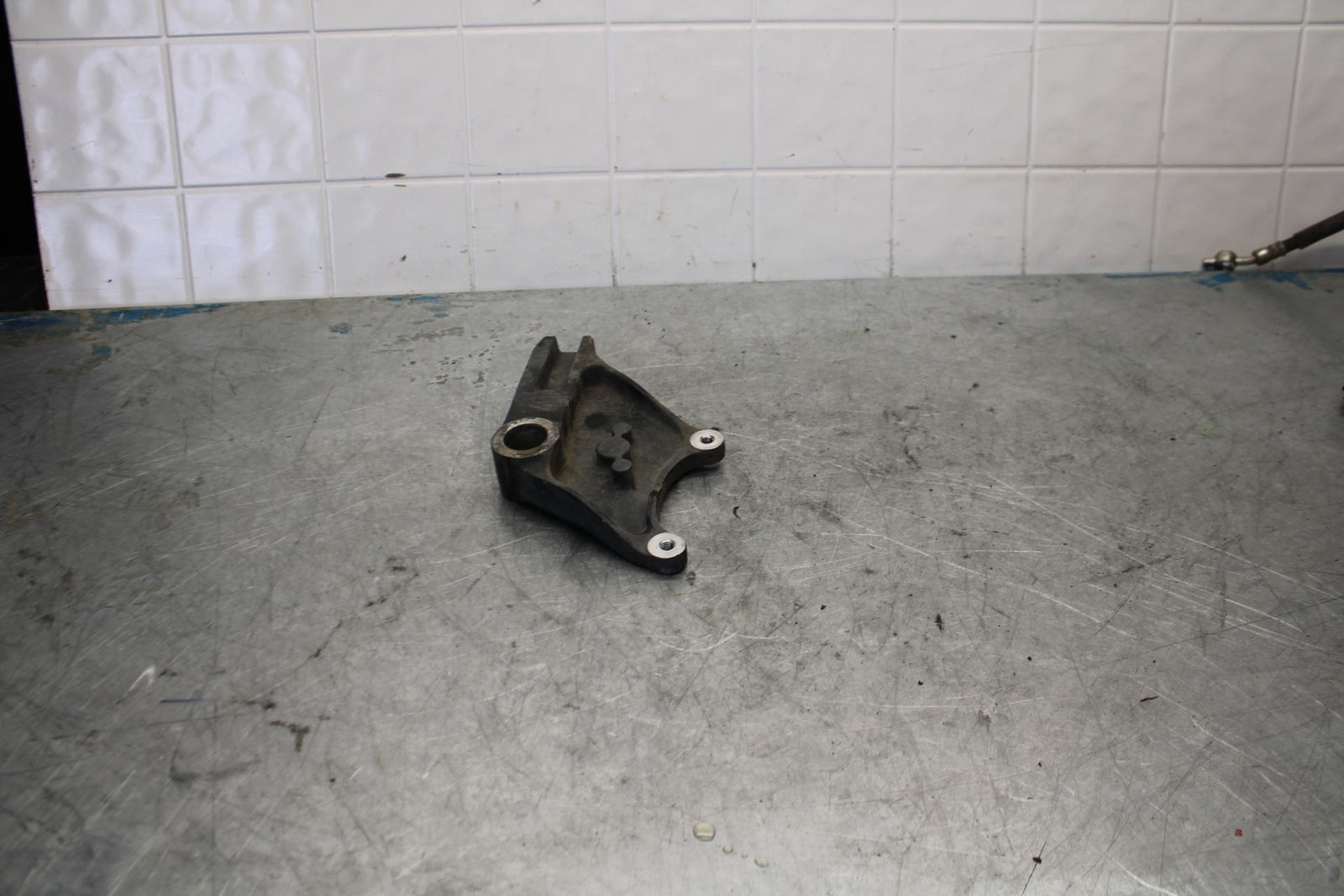 06-07 KAWASAKI NINJA ZX14R REAR BRAKE CALIPER HANGER BACK MOUNTING BRACKETBB433