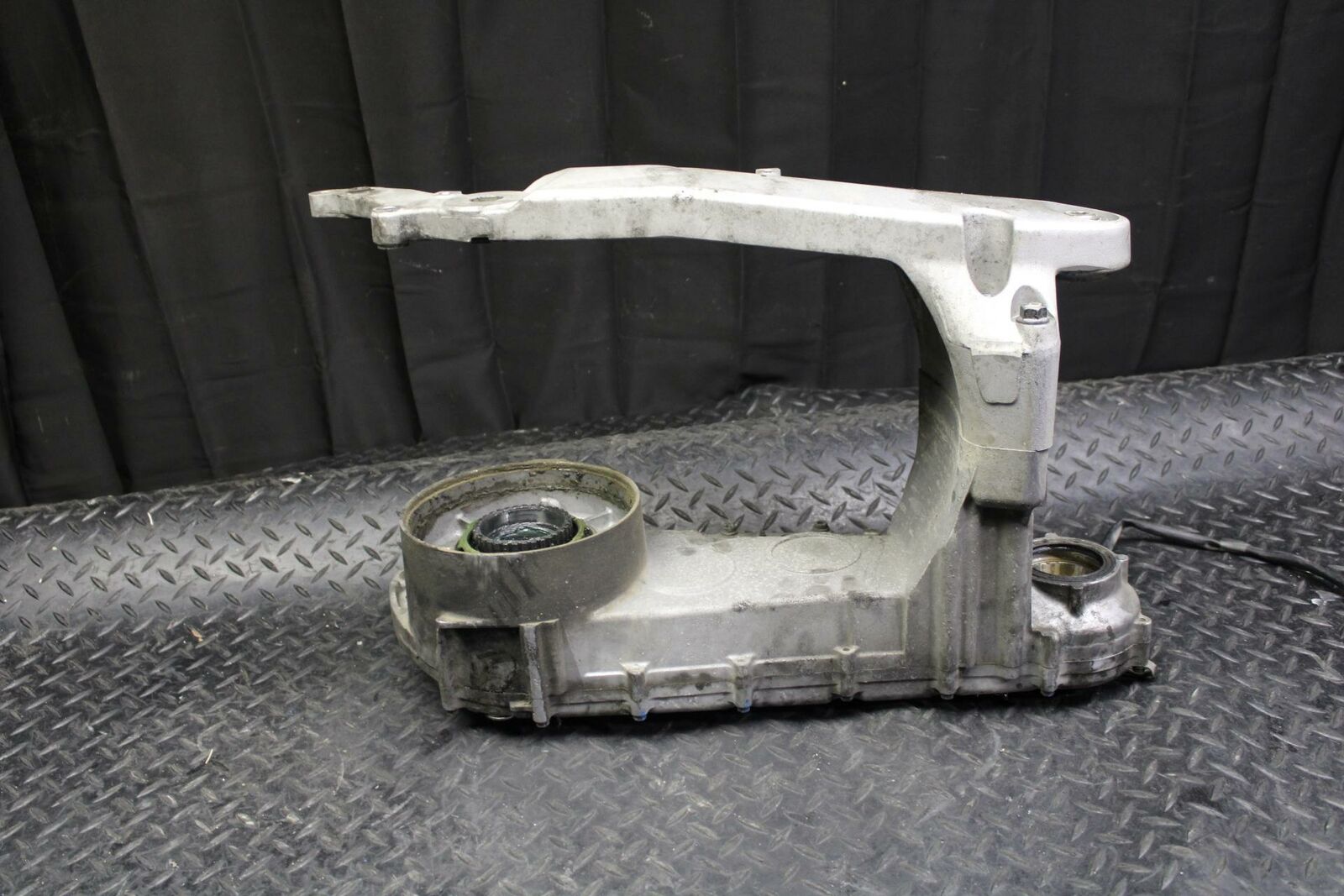07 SUZUKI BURGMAN 650 REAR SWINGARM BACK SUSPENSION SWING ARM W GEARCASE BB183