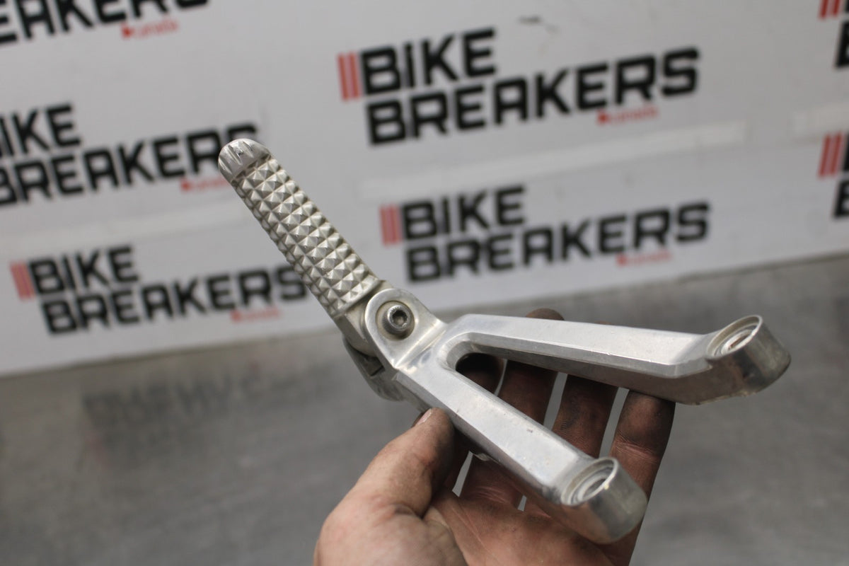 03 YAMAHA YZF R1 LEFT REAR BACK PASSENGER PEG BB895