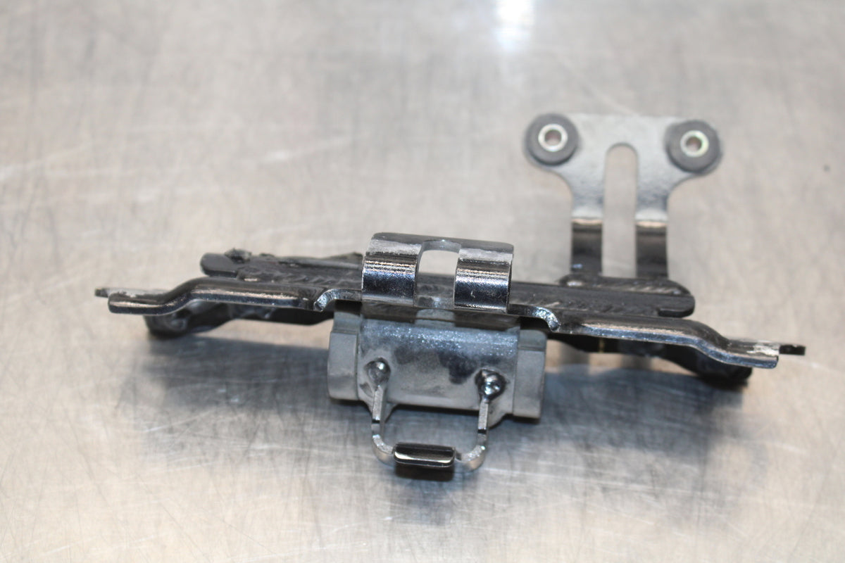 04-05 KAWASAKI NINJA ZX10R GAS TANK FUEL PETROL RESERVOIR BRACKET MOUNT BB163