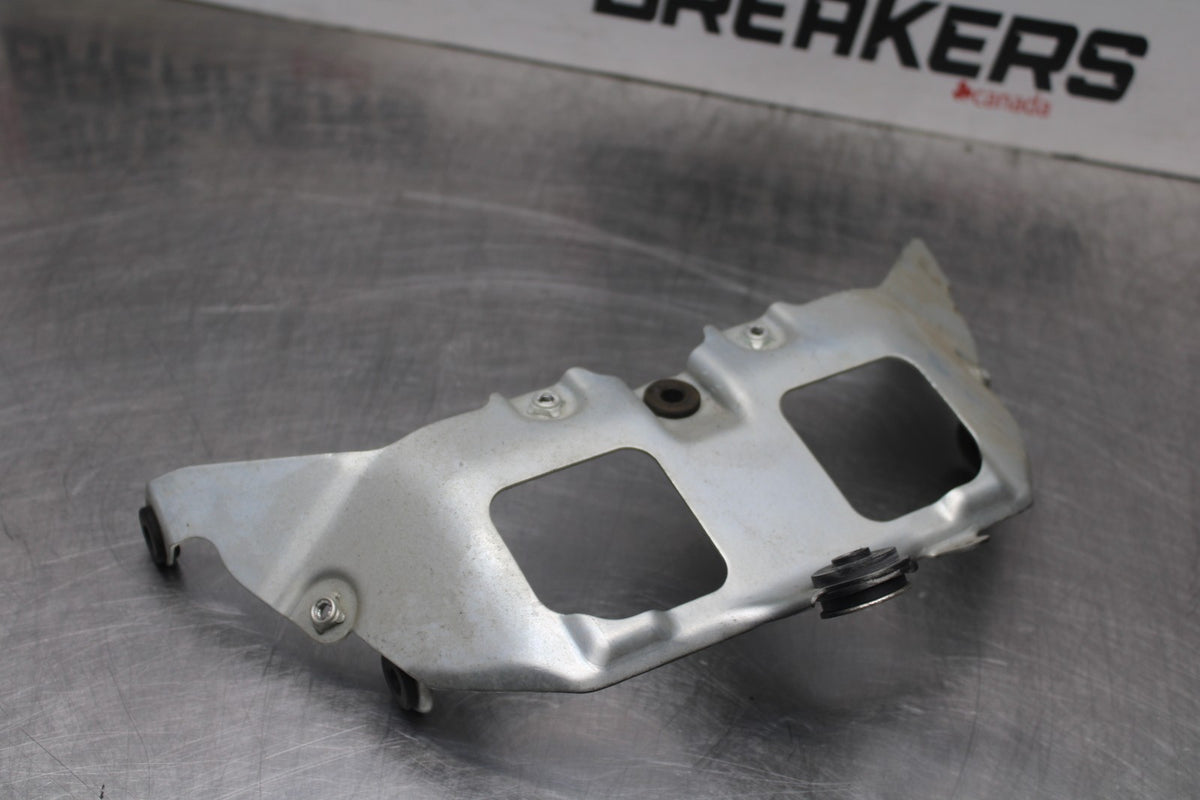 06-07 SUZUKI GSXR 600 FRONT GAS TANK FUEL FAIRING COWL COVER MOUNT BRACKET BB845