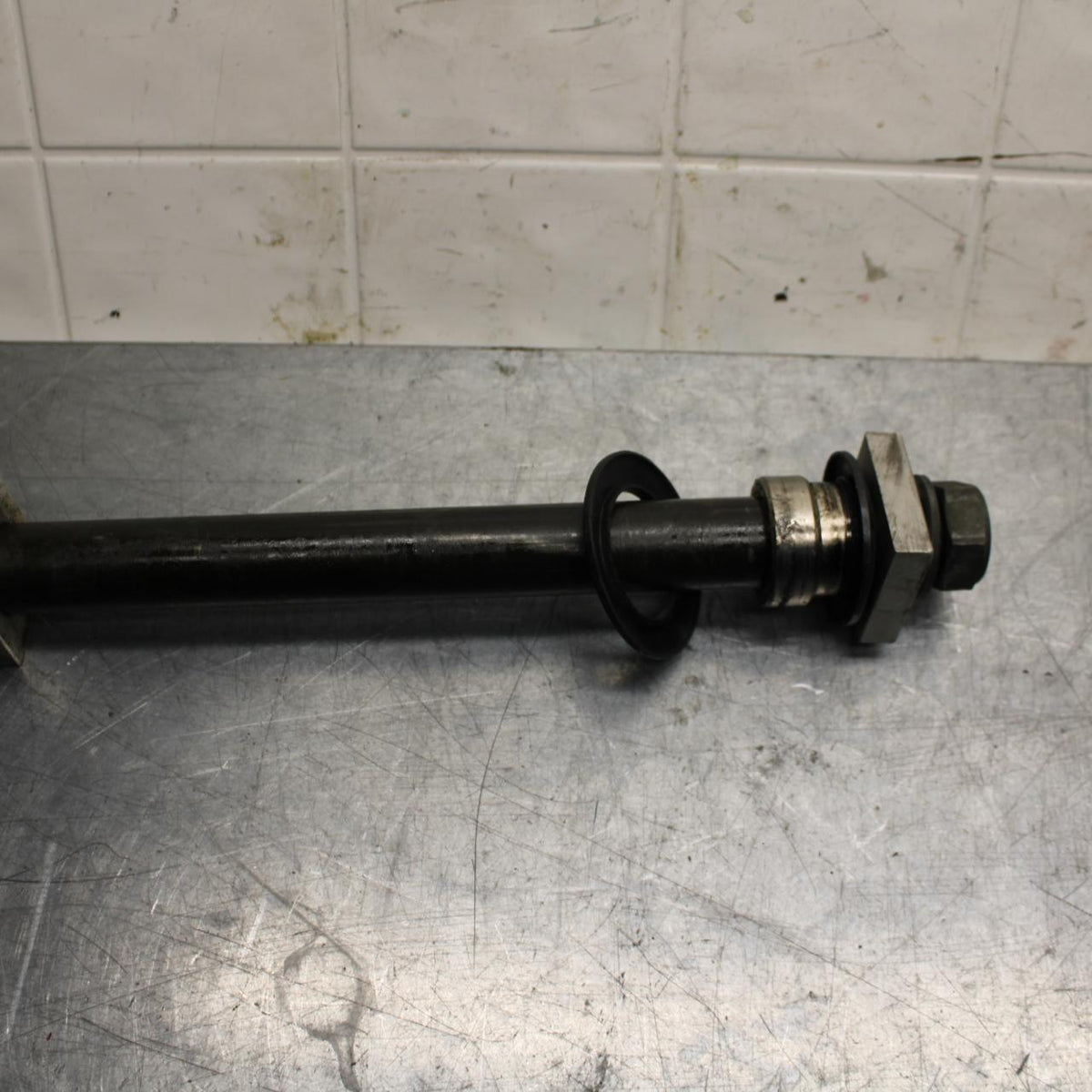 98-99 YAMAHA YZF R1 REAR AXLE  WHEEL RIM PIVOT BOLT AXEL 4XV-25381-00-00 BB74