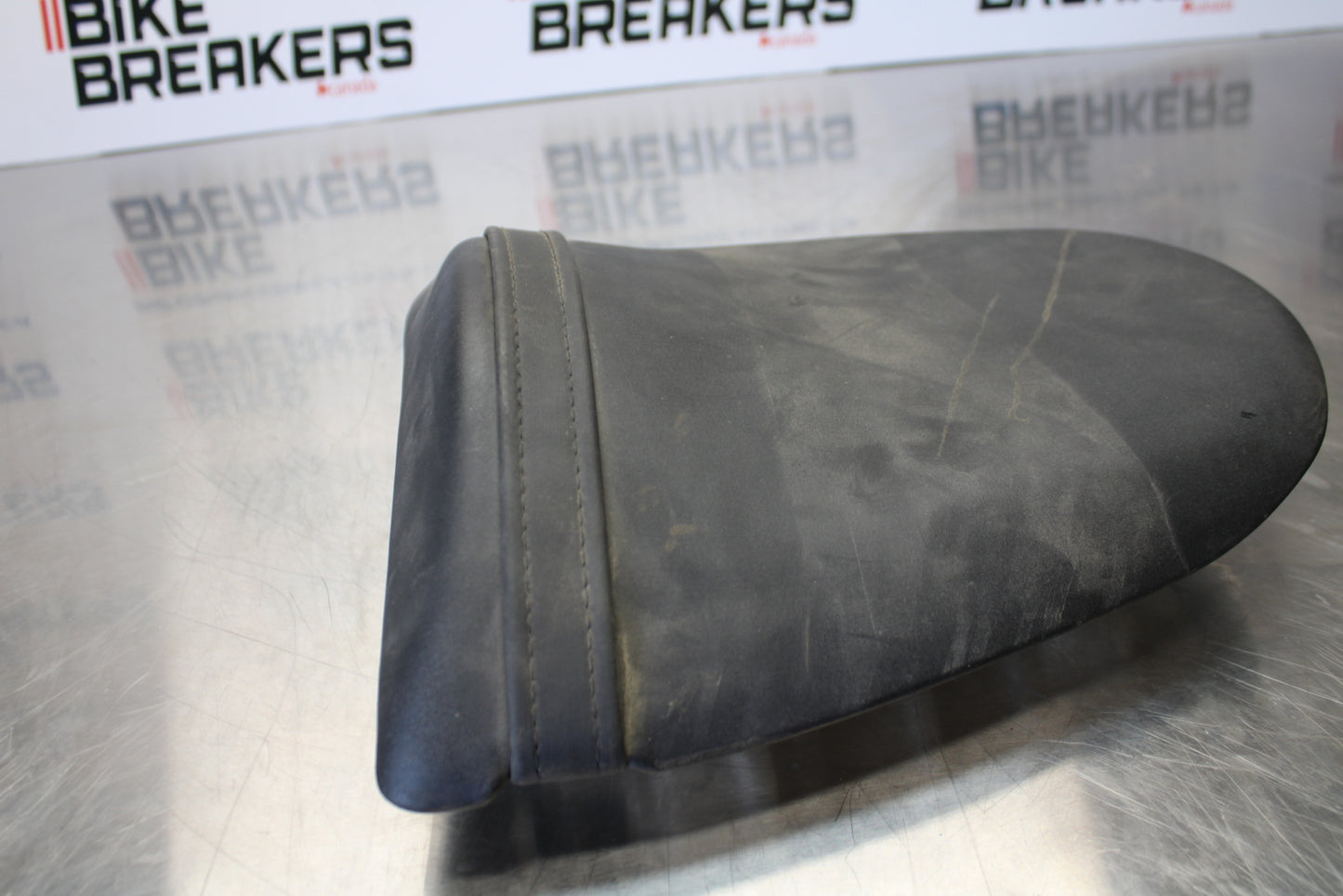 03-04 KAWASAKI NINJA ZX6R REAR BACK PASSENGER TANDEM SEAT PAD SADDLE  BB397