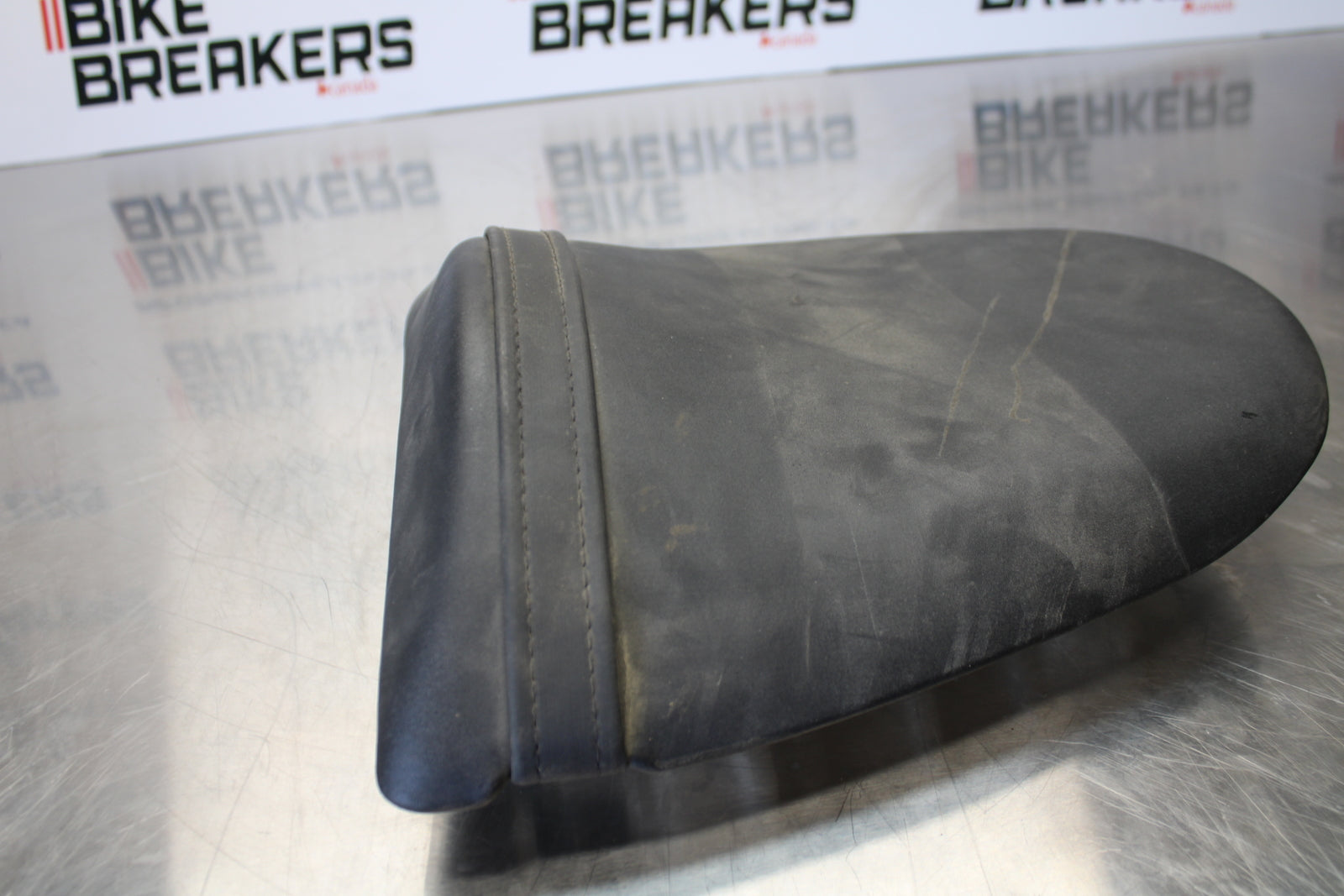 03-04 KAWASAKI NINJA ZX6R REAR BACK PASSENGER TANDEM SEAT PAD SADDLE  BB397