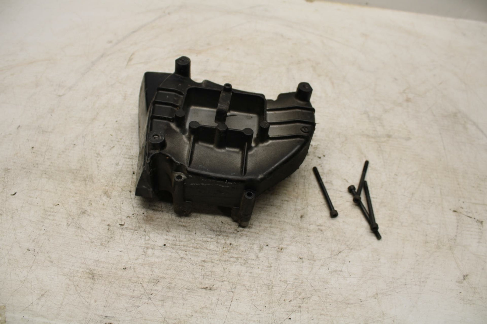 06-21 KAWASAKI VULCAN 900 ENGINE SPROCKET COVER BB363