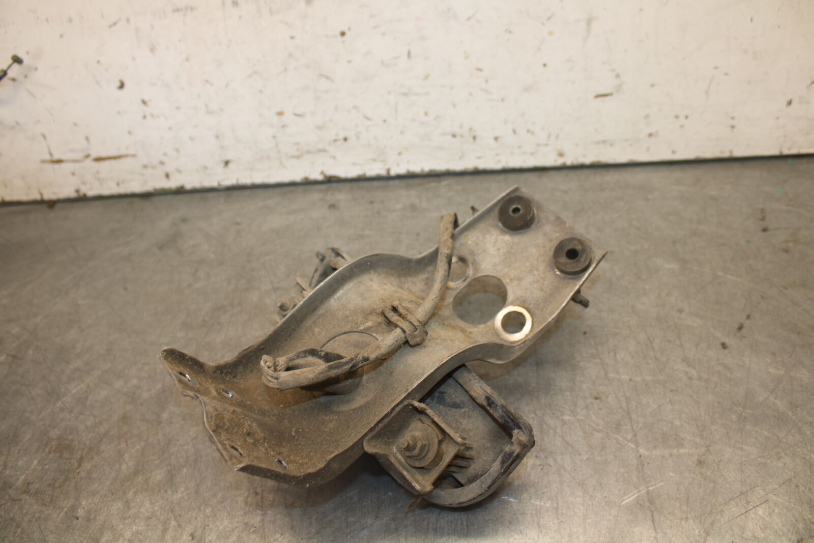 87-03 SUZUKI INTRUDER 1400 VS1400GLP REAR BACK TAIL LIGHT MOUNT BRACKET BB702