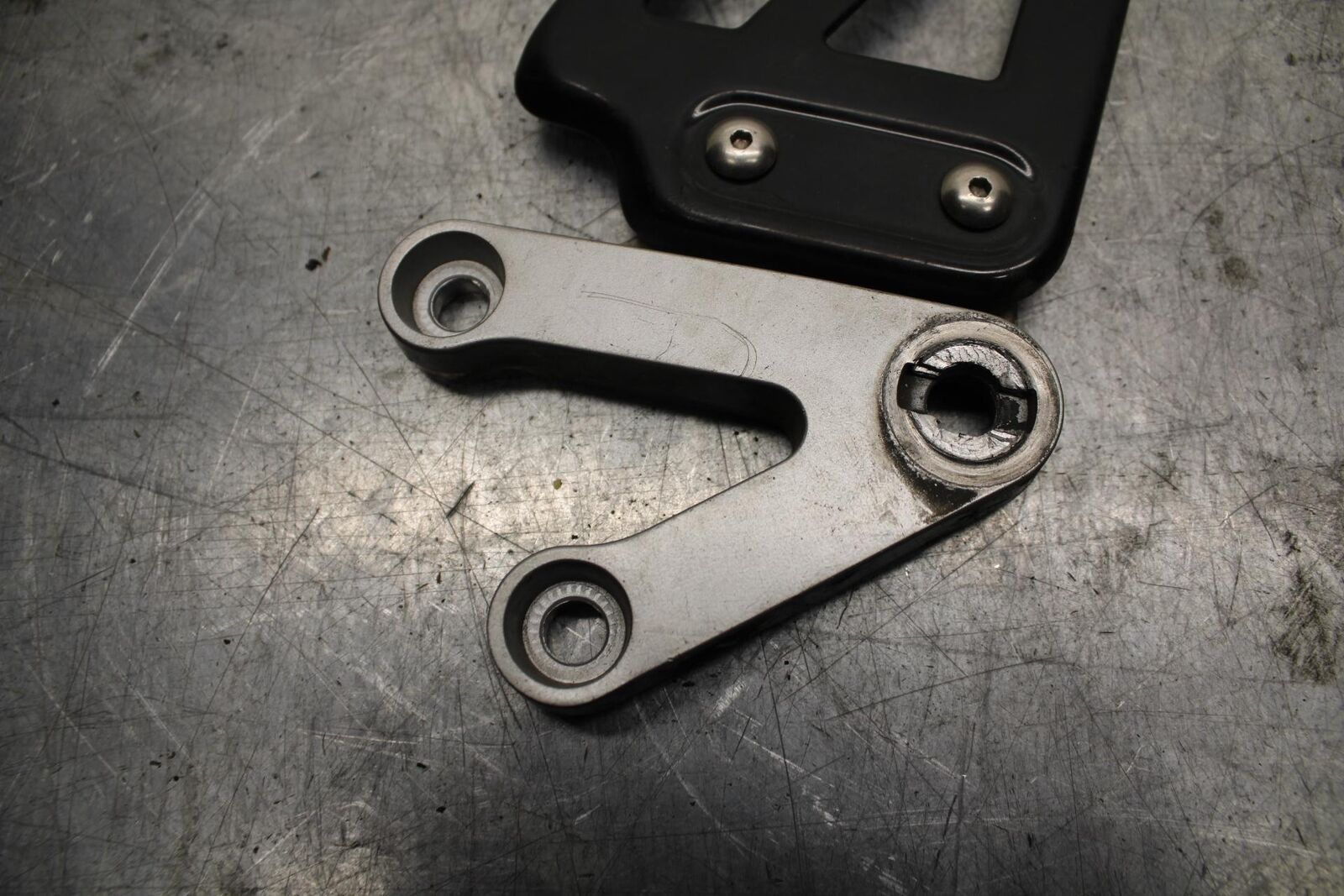 2002 Suzuki GSXR1000 LEFT REARSET REAR SET DRIVER FOOT PEG BRACKET MOUNT BB73
