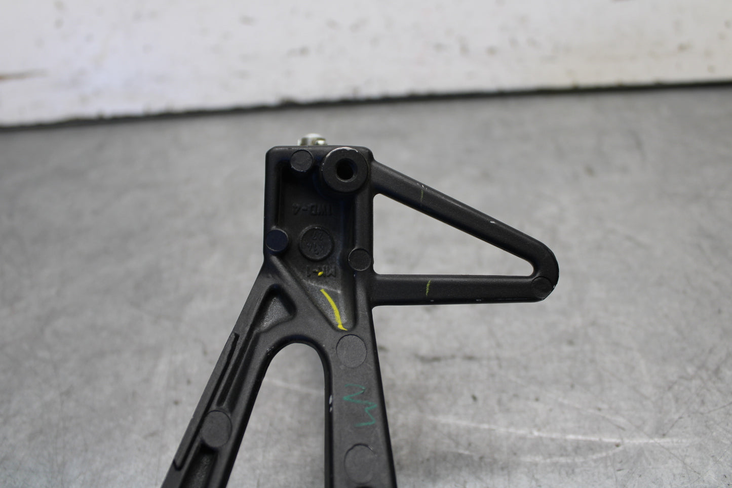 15-17 YAMAHA YZF R3 RIGHT REAR BACK PASSENGER PEG BB651