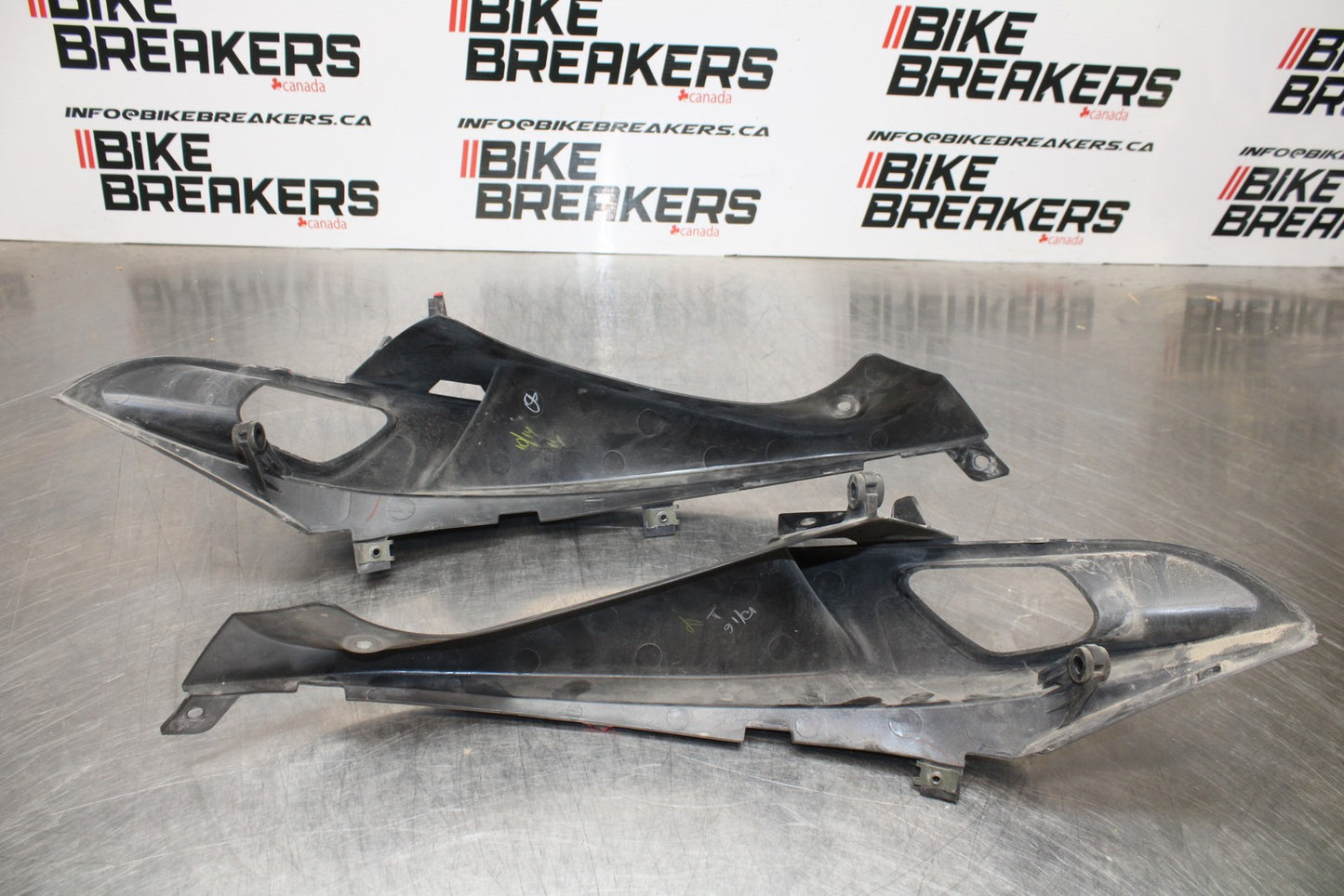 06-07 SUZUKI GSXR 600 FRONT UPPER MID SIDE FAIRING COWL PLASTIC SET BB170