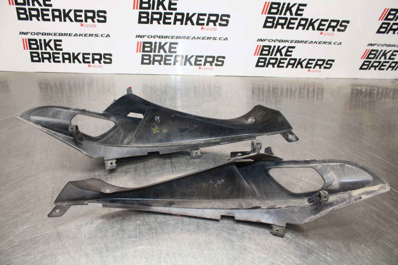 06-07 SUZUKI GSXR 600 FRONT UPPER MID SIDE FAIRING COWL PLASTIC SET BB170