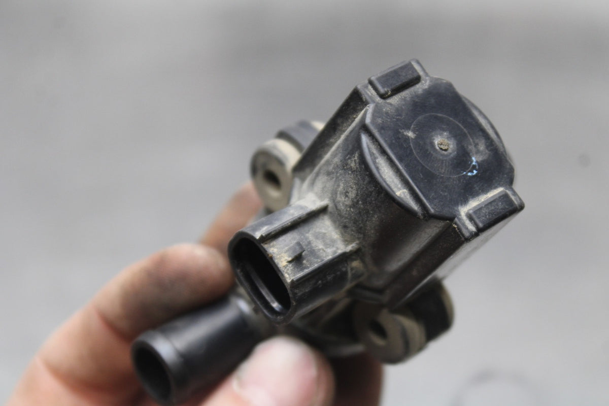 15 TRIUMPH TIGER 800 AIR VALVE SOLENOID TOP ENGINE SWITCH SENSOR BB873