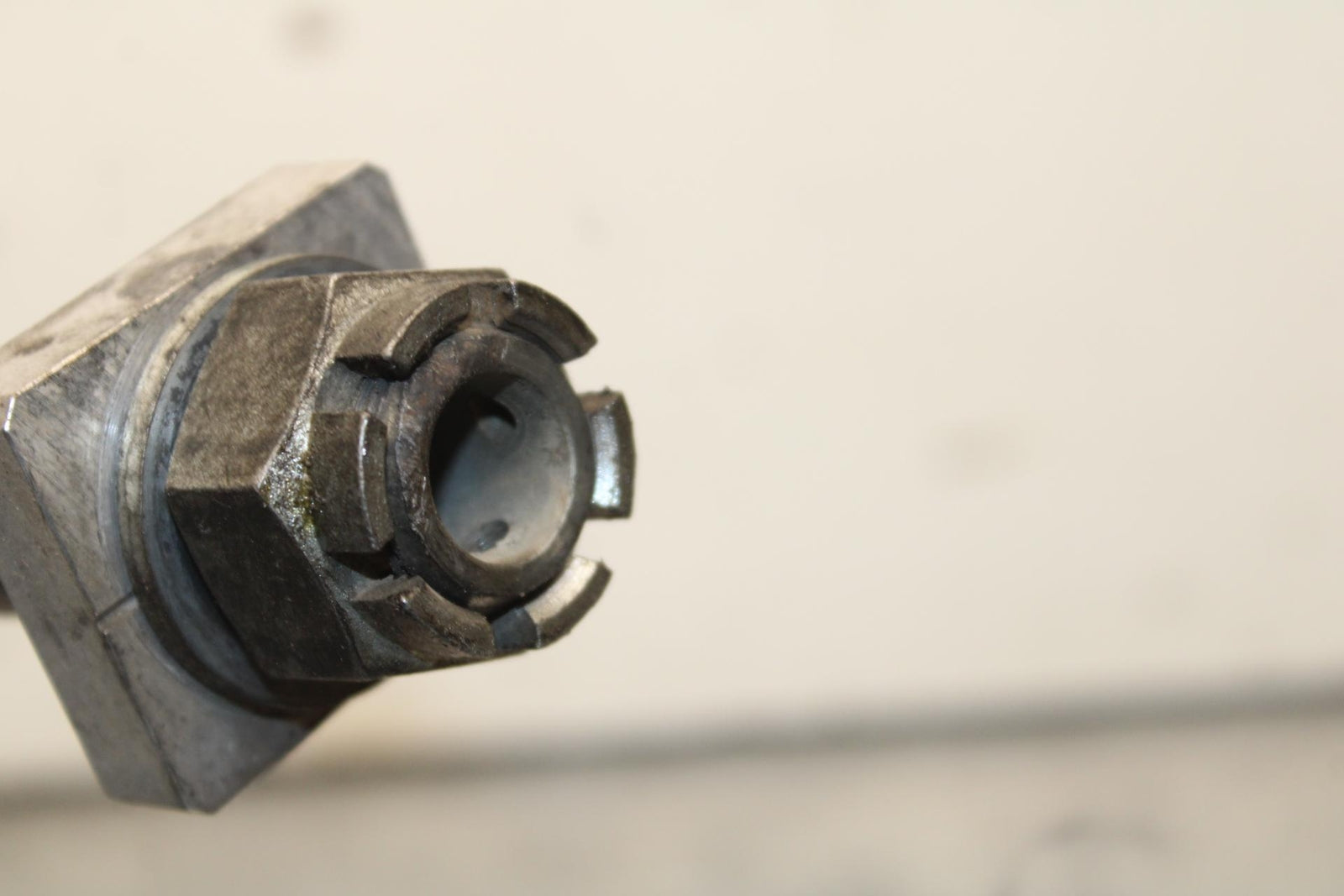 09-12 KAWASAKI NINJA ZX6R REAR AXLE BACK WHEEL RIM BOLT AXEL 41068-0035 BB617