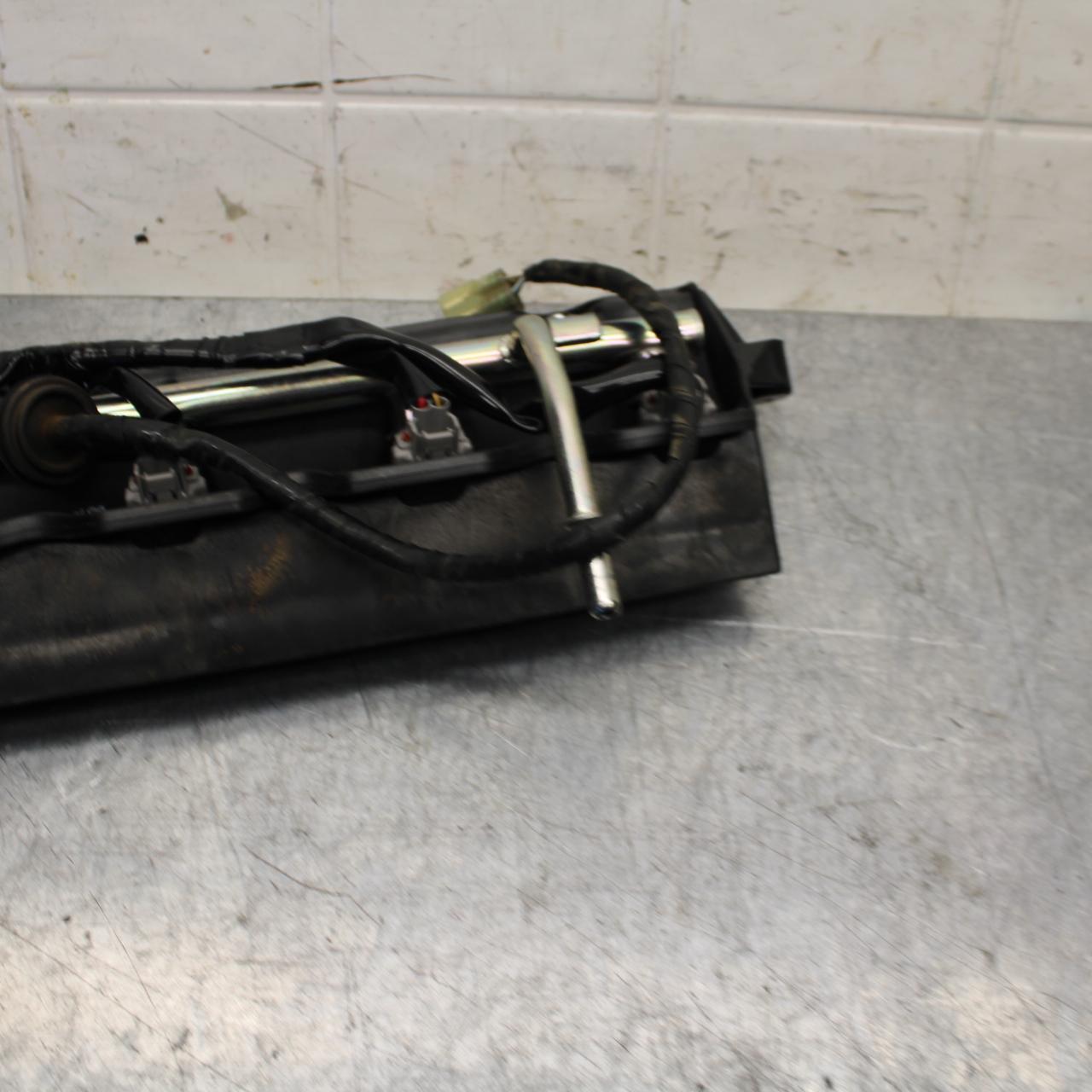 07 YAMAHA YZF R6 2c0 SECONDARY FUEL INJECTORS TOP AIRBOX GAS RAIL BB75