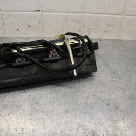 07 YAMAHA YZF R6 2c0 SECONDARY FUEL INJECTORS TOP AIRBOX GAS RAIL BB75