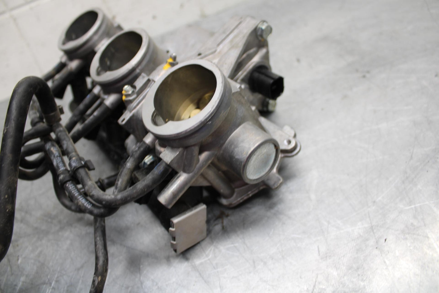 17-21 TRIUMPH STREET TRIPPLE R ABS MAIN FUEL INJECTORS / THROTTLE BODIES bb452