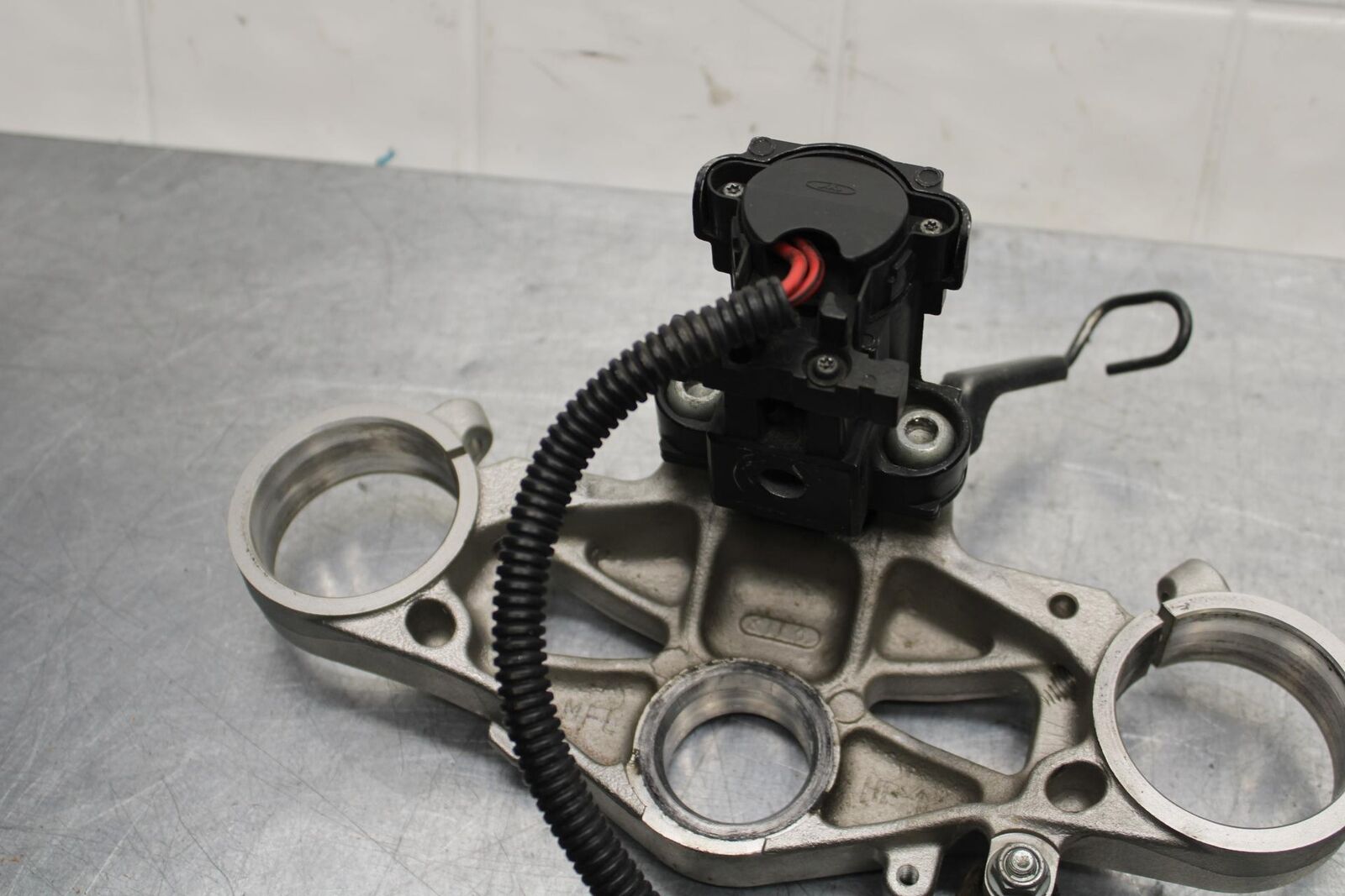 2008 Honda CBR1000RR FORKS UPPER TRIPLE TREE CLAMP 53300-MFL-000 BB579