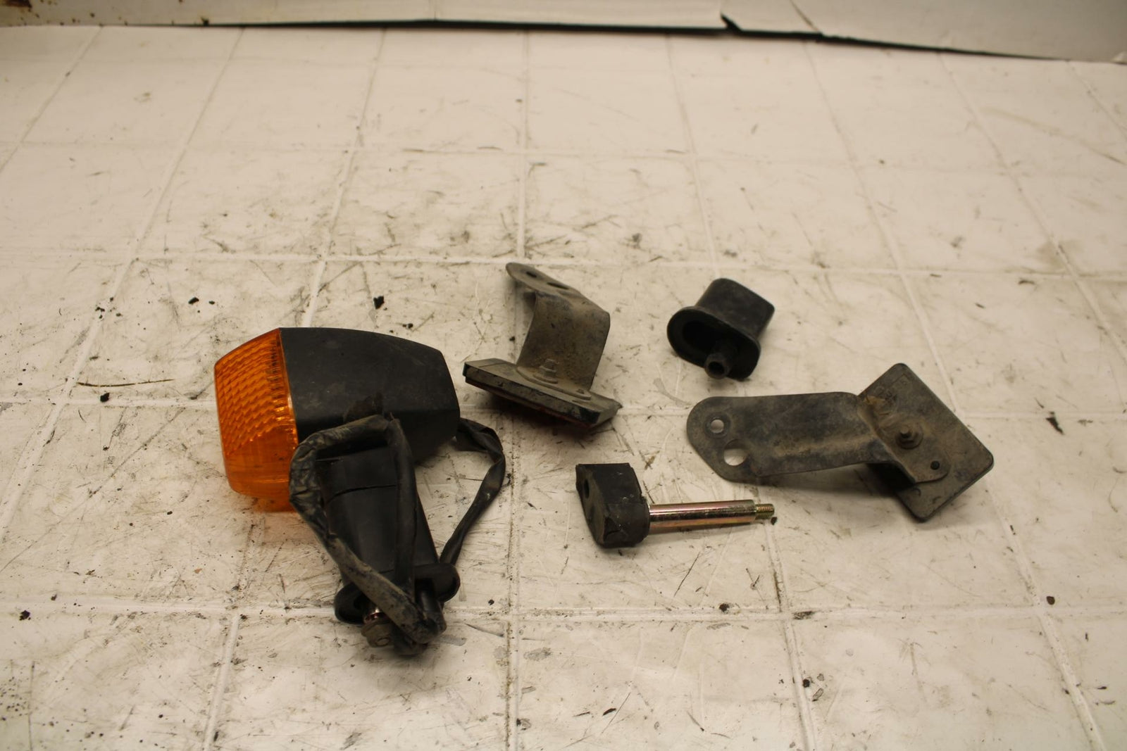 01 KAWASAKI NINJA ZX6R LEFT REAR TURN SIGNAL LIGHT INDICATOR BB25