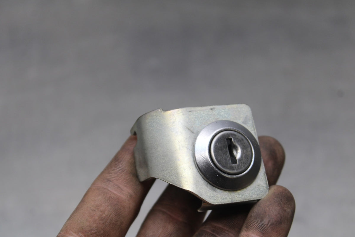 08-10 SUZUKI GSXR 600 FUEL TANK GAS CAP & SEAT LOCK BB202