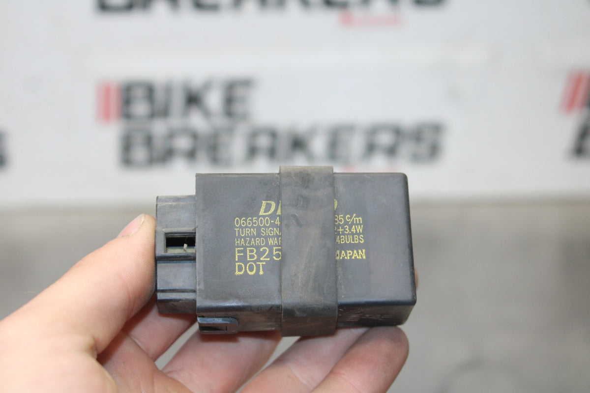 08 KAWASAKI VULCAN 1600 VN1600D NOMAD TURN SIGNAL RELAY FLASHER SWITCH BB904