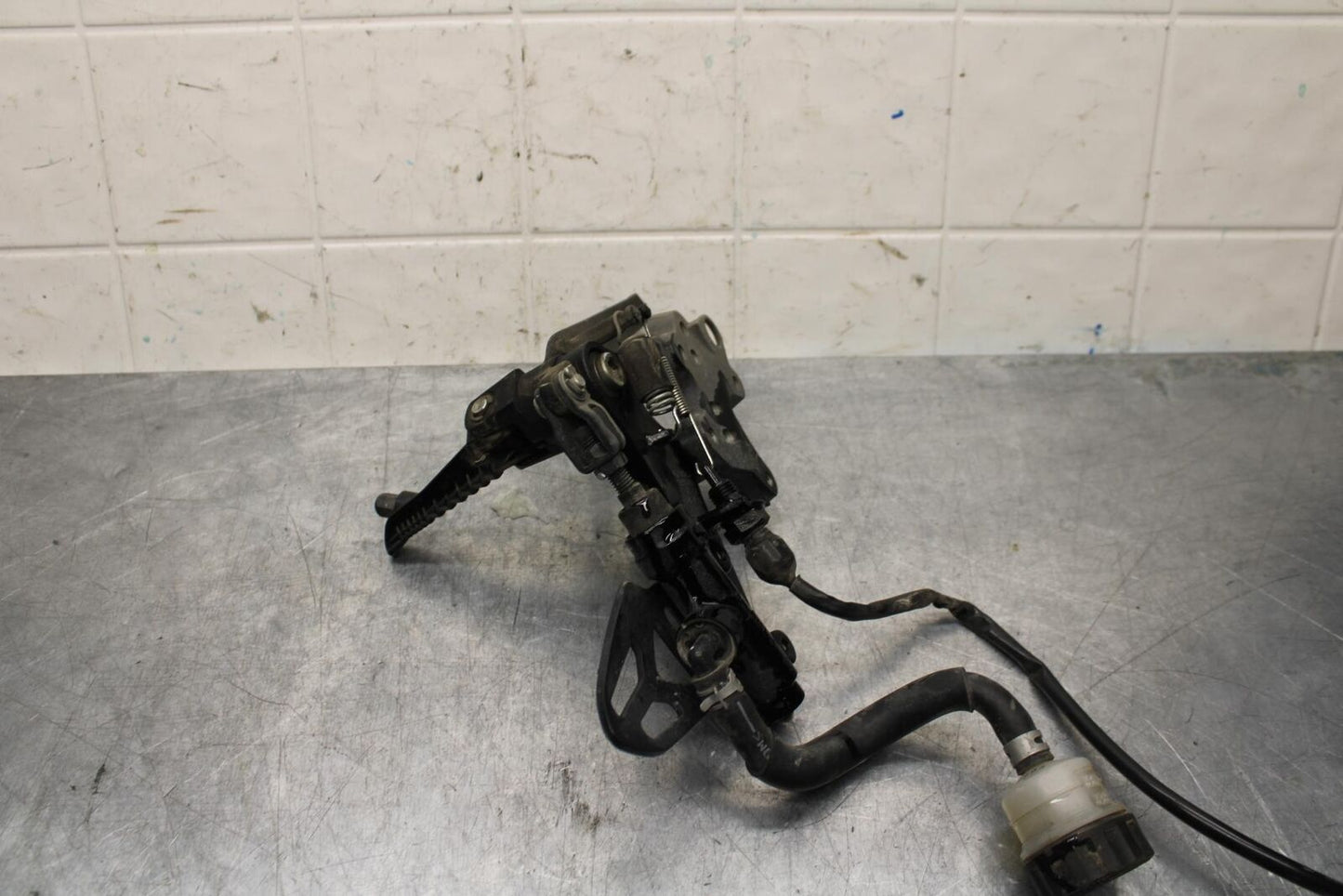 2017 Suzuki GSXR600 RIGHT REARSET REAR SET DRIVER FOOT PEG REST STOP BB598