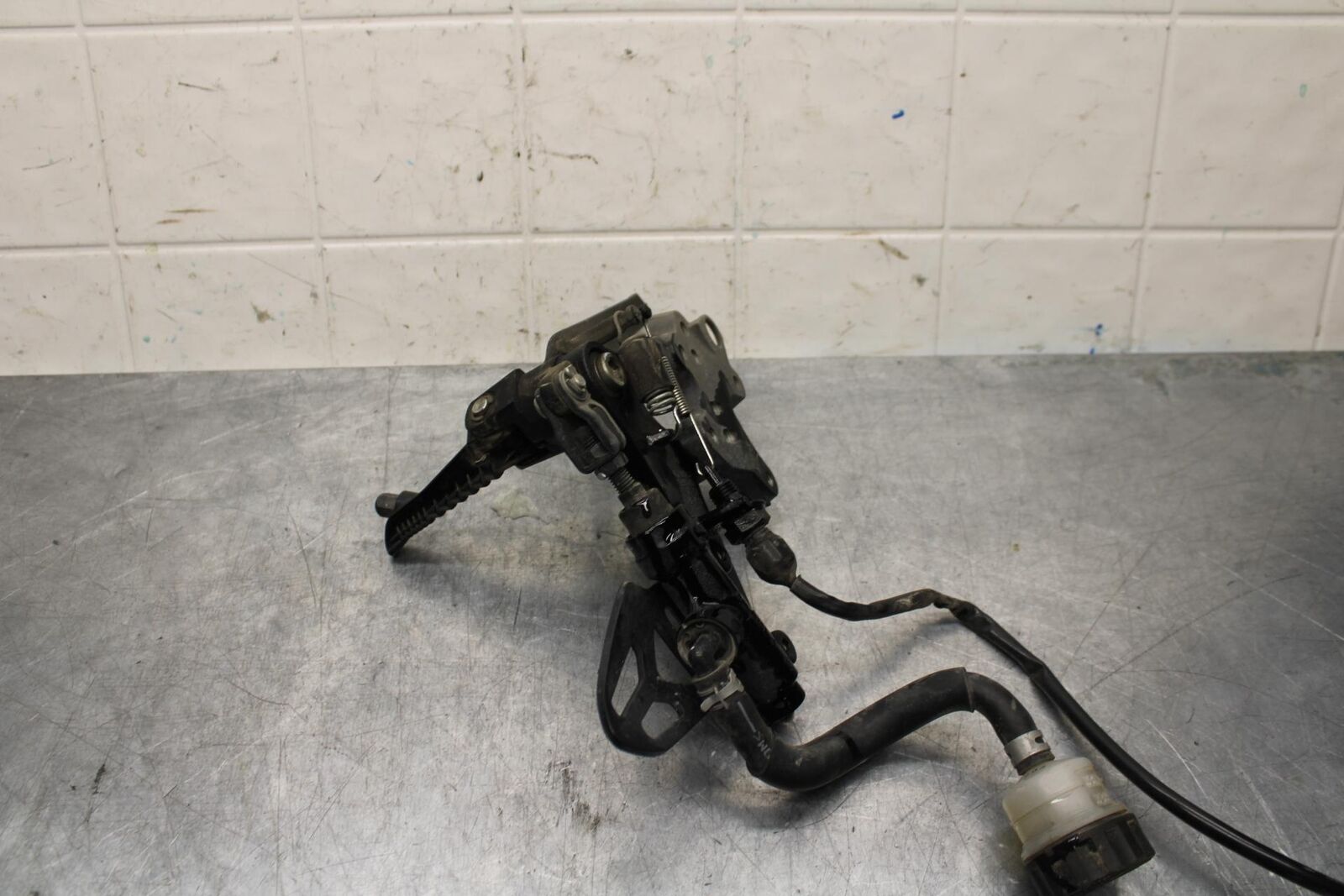 2017 Suzuki GSXR600 RIGHT REARSET REAR SET DRIVER FOOT PEG REST STOP BB598