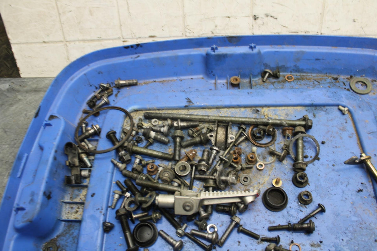 2003 Yamaha YZF R6 LEFTOVER MOUNTING BOLTS HARDWARE MOTOR SCREWS BB539