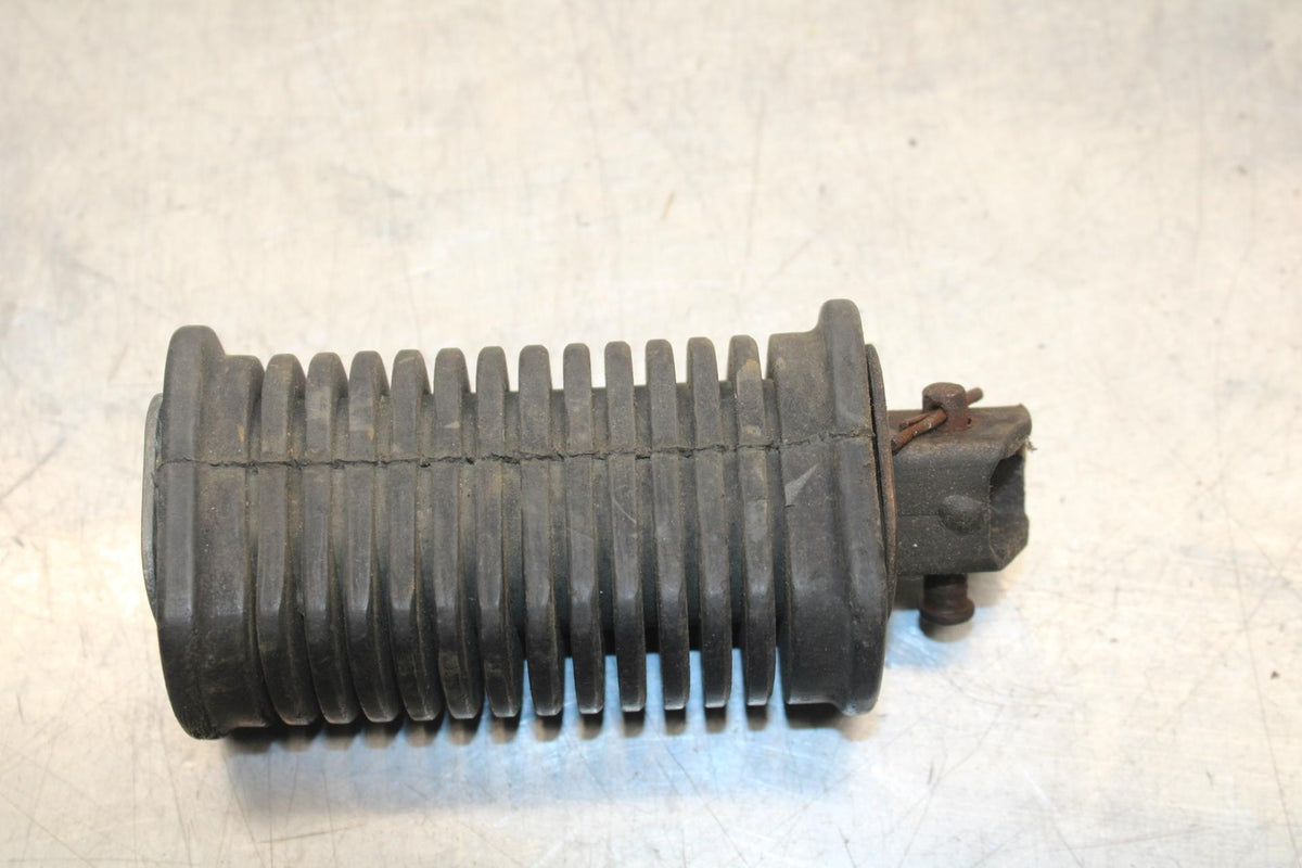80-83 SUZUKI GS750E REAR BACK PASSENGER PEG SET PAIR BB82