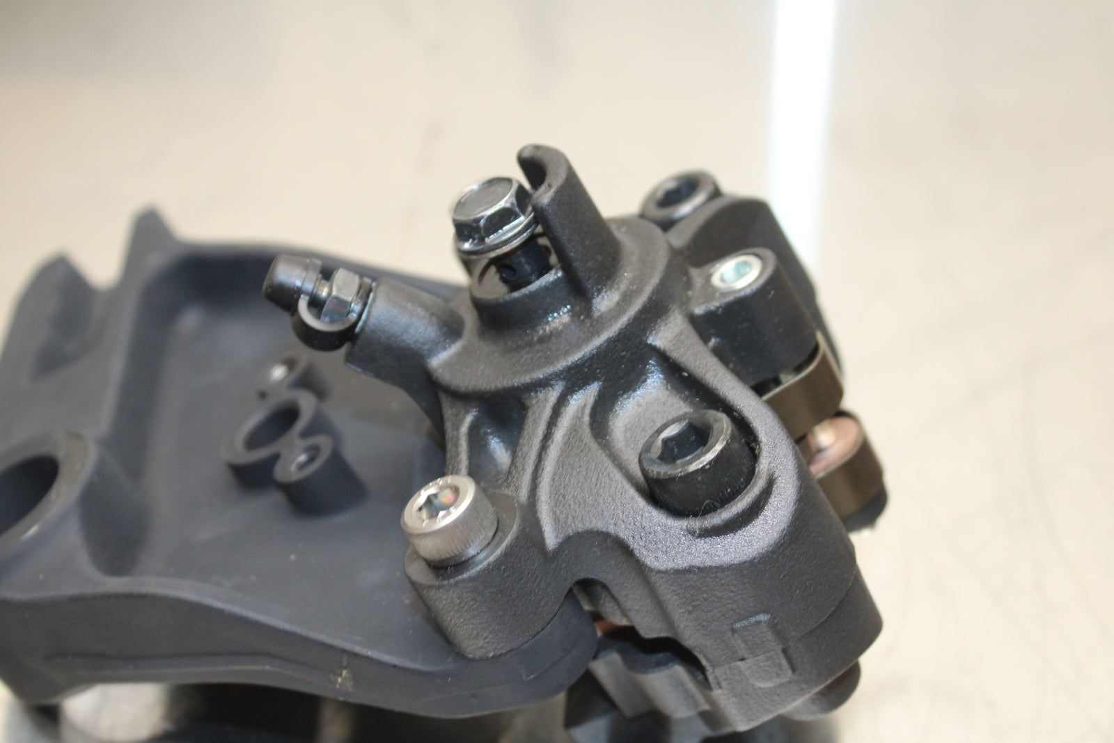 23-24 KAWASAKI NINJA ZX14R REAR BACK BRAKE CALIPER W MOUNT BRACKET BB141