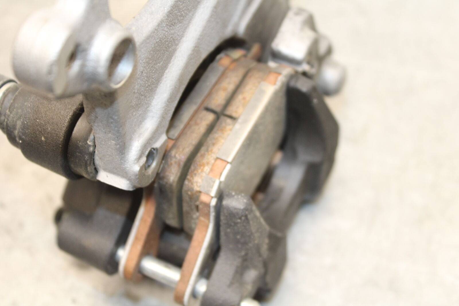 22-24 YAMAHA XSR900 REAR BACK BRAKE CALIPER W MOUNT BRACKET BB683