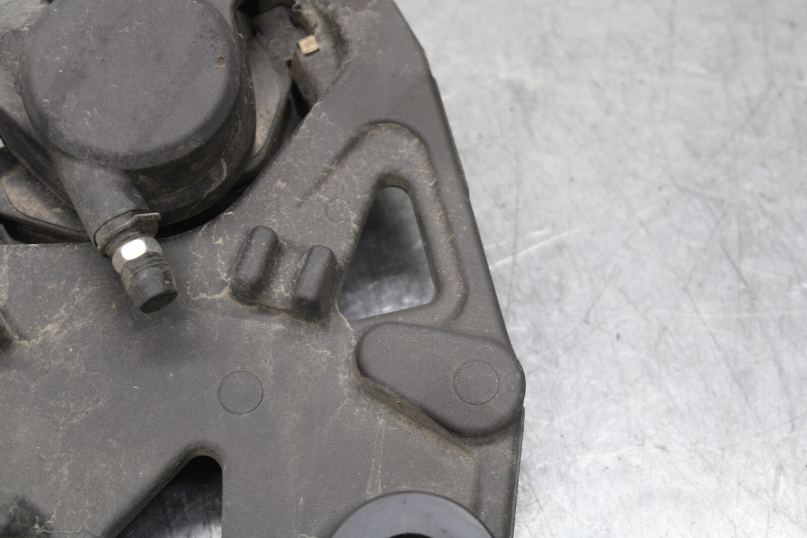 17-24 YAMAHA BOLT XVS950 REAR BACK BRAKE CALIPER W MOUNT BRACKET BB729