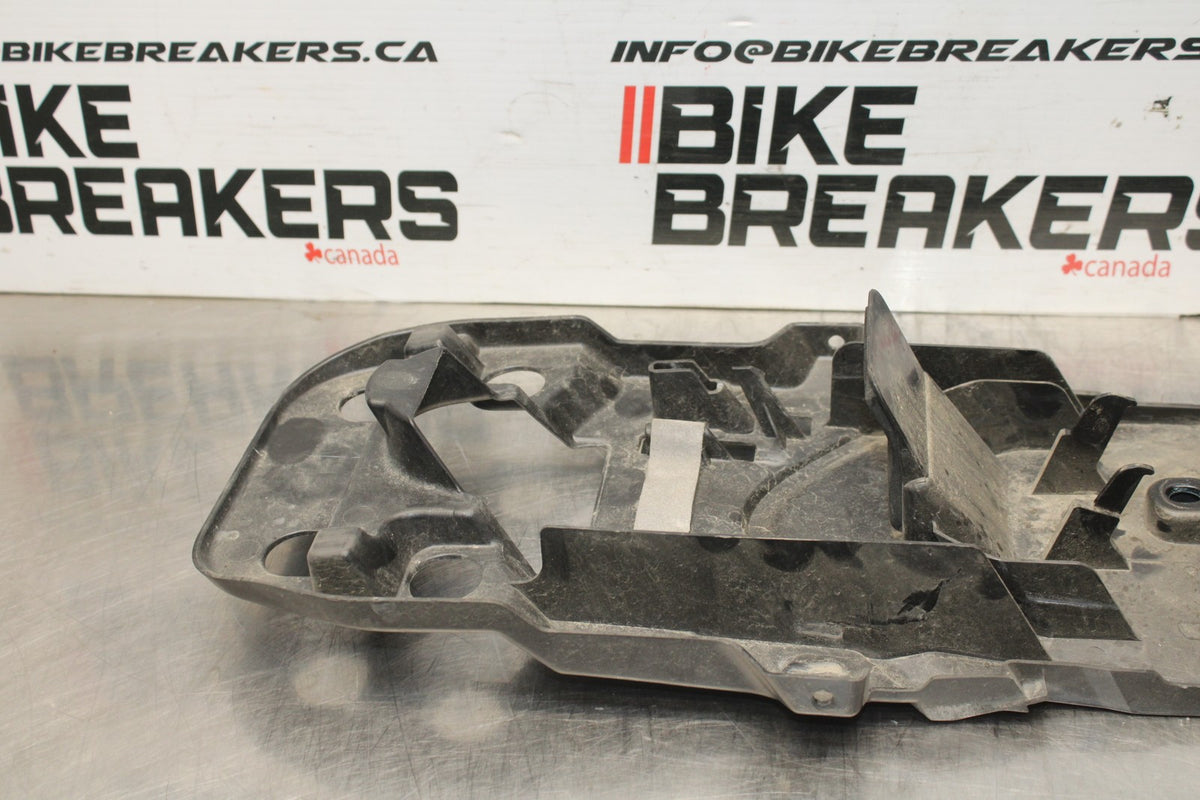 08-10 SUZUKI GSXR 600 REAR BACK TAIL UNDERTAIL BATTERY TRAY PLASTIC BB835