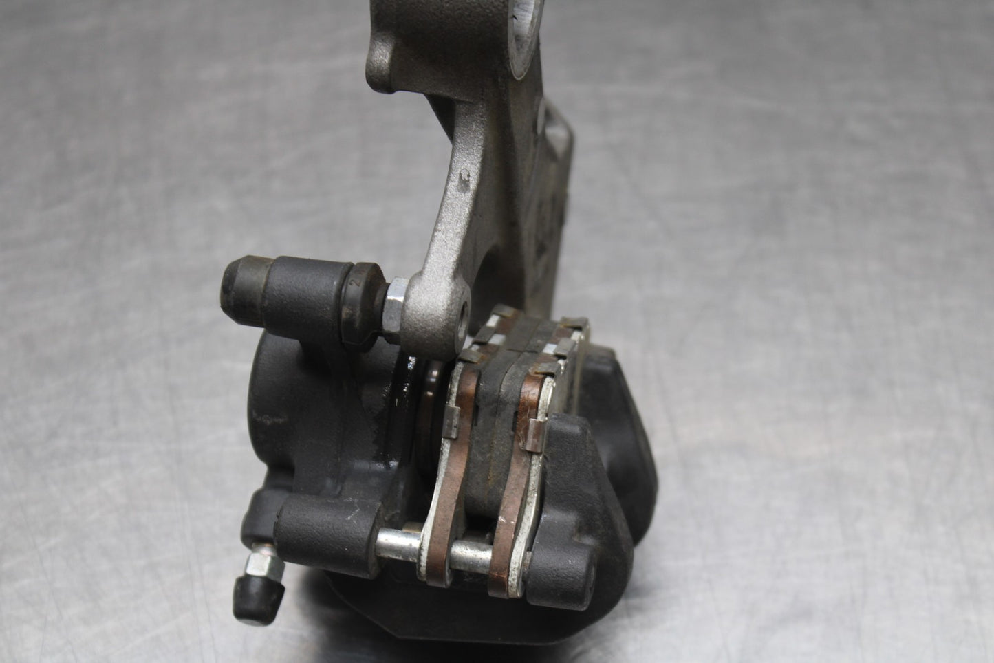 07 SUZUKI GSXR1000 REAR BACK BRAKE CALIPER W MOUNT BRACKET BB770