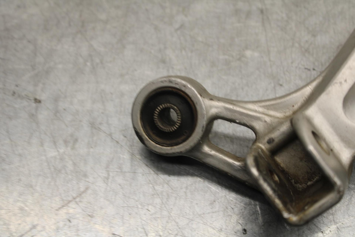 01 SUZUKI GSXR1000 RIGHT REAR BACK PASSENGER PEG BRACKET BB100