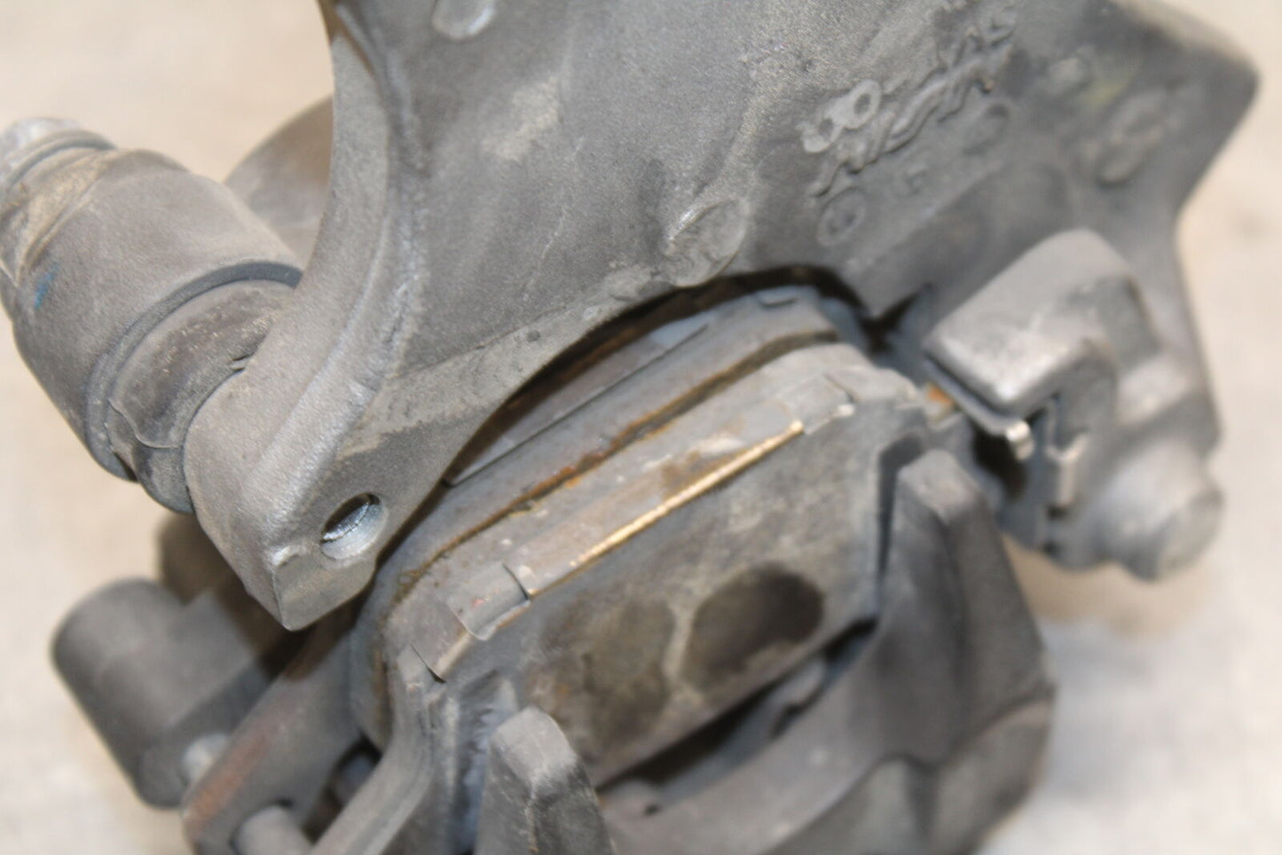 07-08 YAMAHA YZF R1 REAR BACK BRAKE CALIPER W MOUNT BRACKET BB724
