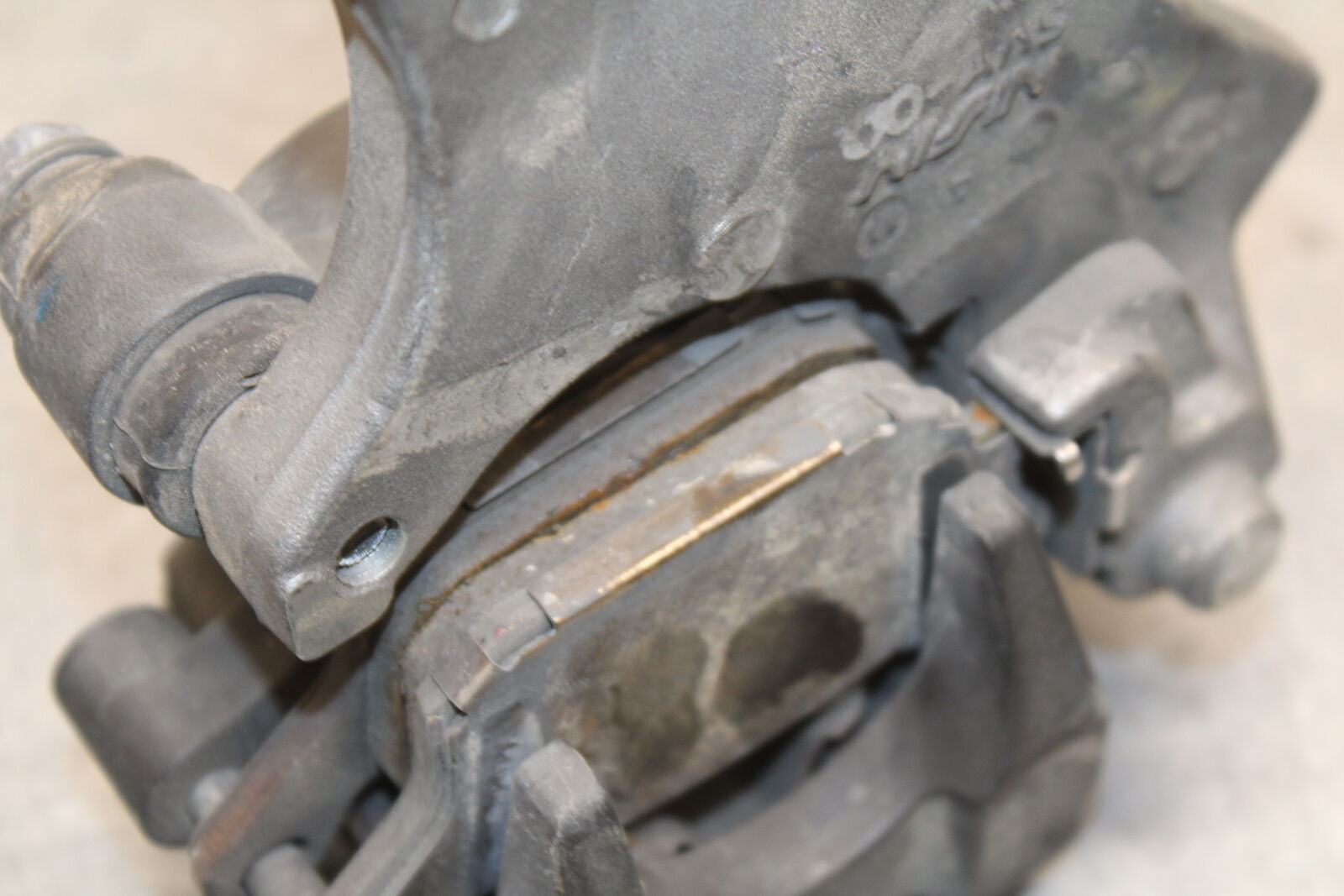07-08 YAMAHA YZF R1 REAR BACK BRAKE CALIPER W MOUNT BRACKET BB724