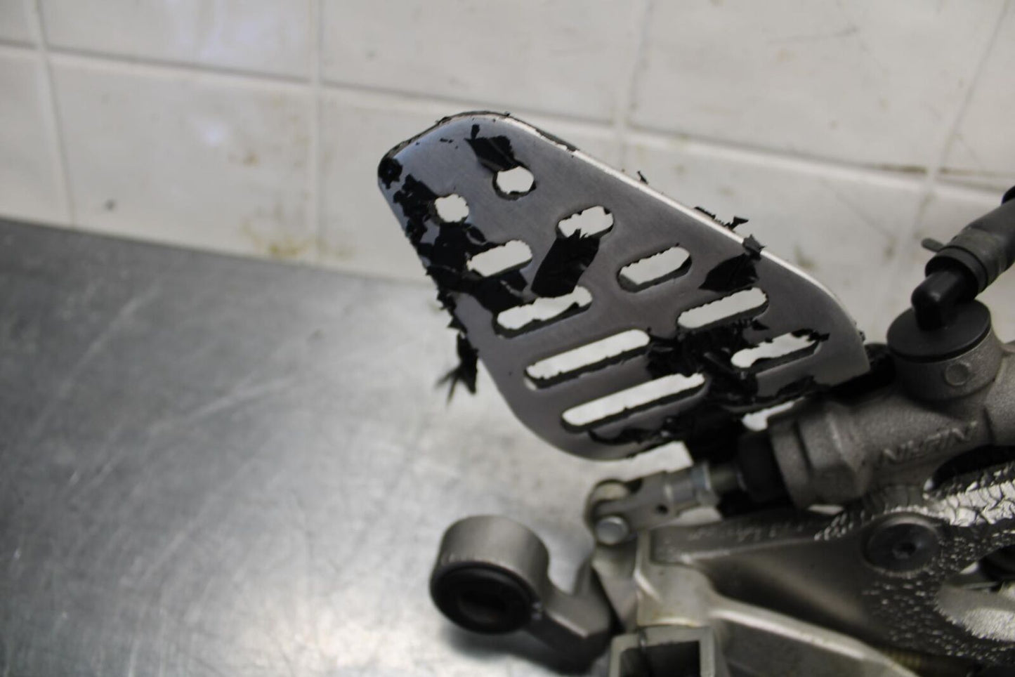 07 YAMAHA YZF R6 2c0 RIGHT REARSET REAR SET DRIVER FOOT PEG REST STOP BB75