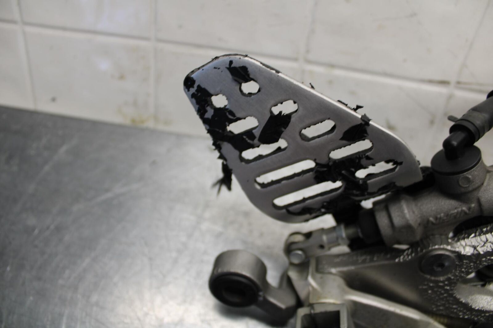 07 YAMAHA YZF R6 2c0 RIGHT REARSET REAR SET DRIVER FOOT PEG REST STOP BB75