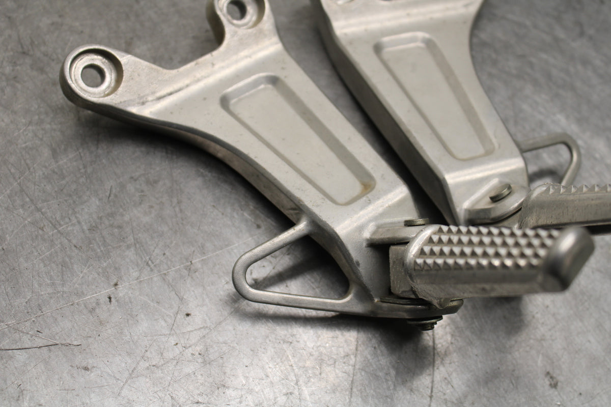 03-04 HONDA CBR600RR REAR BACK PASSENGER PEG SET PAIR BB122