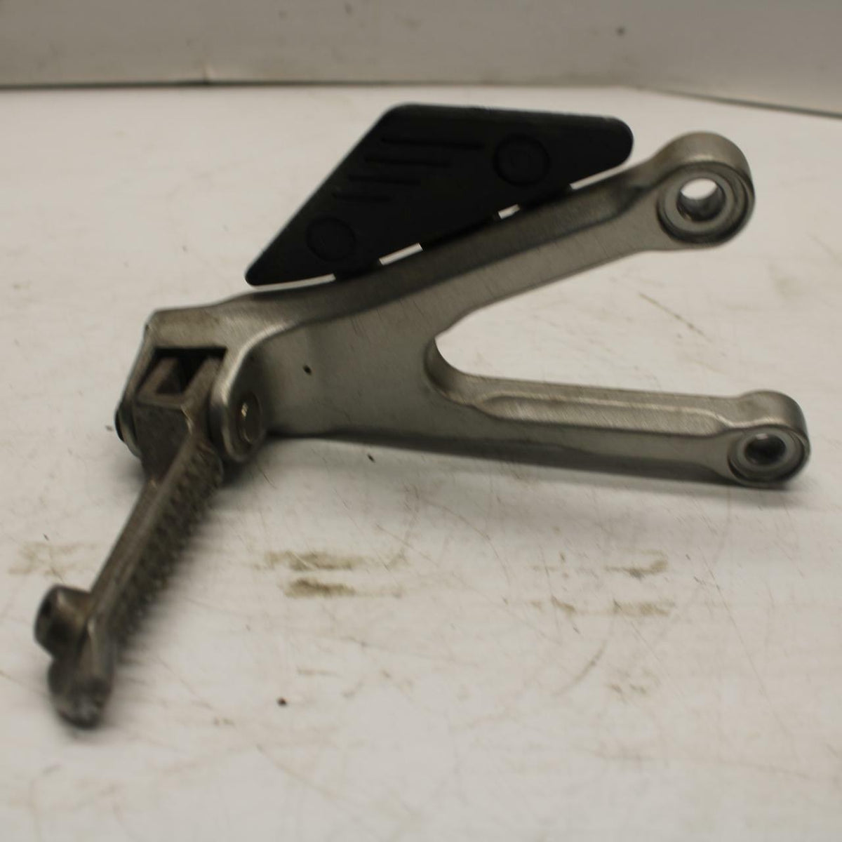 07 YAMAHA YZF R6 2c0 LEFT REARSET REAR SET DRIVER FOOT PEG BRACKET MOUNT BB284