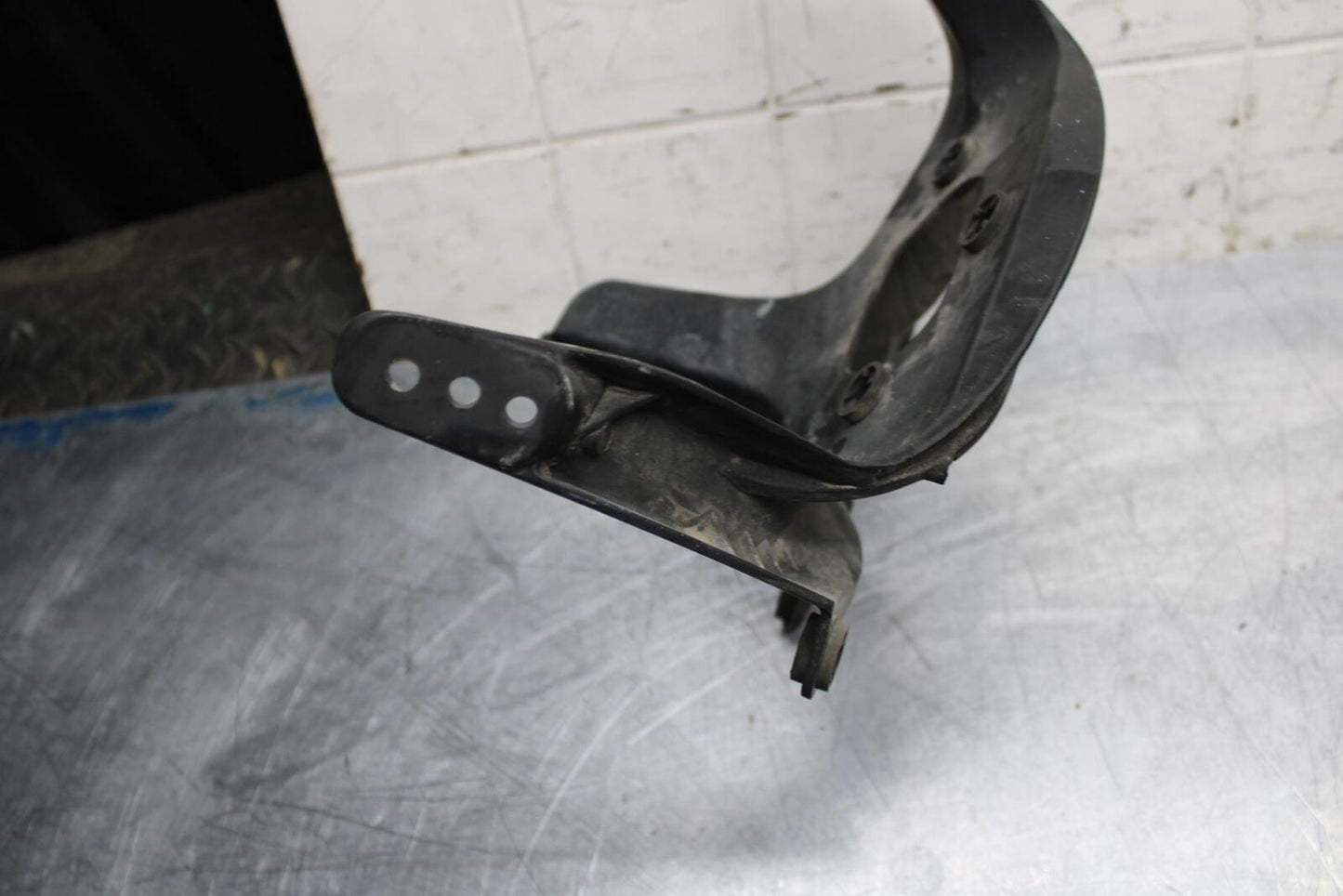 03-04 YAMAHA YZF R6  UPPER FAIRING MIRROR GAUGES STAY BRACKET BB481