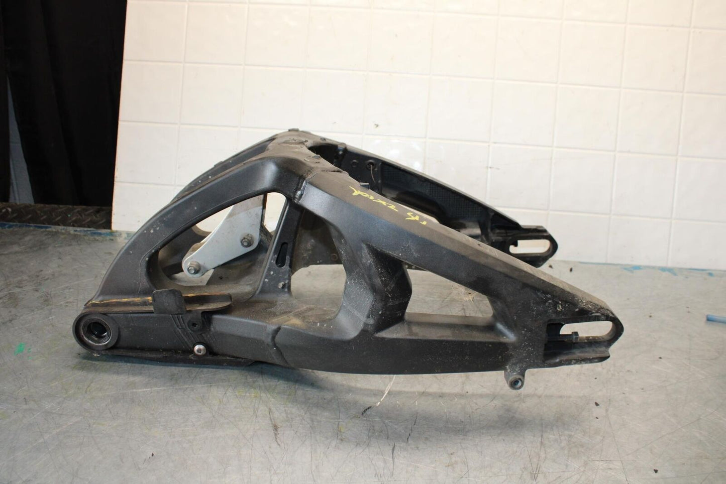 11-15 KAWASAKI ZX1000R REAR SWINGARM BACK SUSPENSION SWING ARM BB445