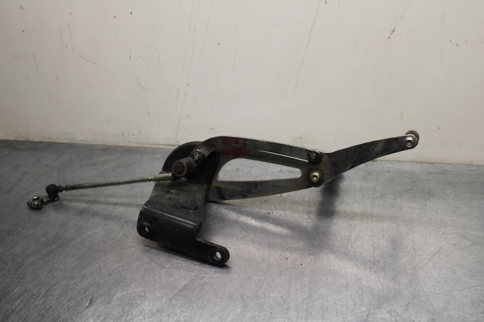 00 SUZUKI INTRUDER 1500 VL1500 LEFT FRONT FOOT REST PEG STEP BB761