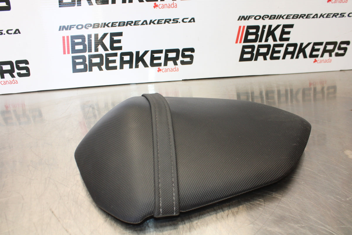 07 KAWASAKI Z1000 REAR BACK PASSENGER TANDEM SEAT PAD SADDLE PILLION BB148