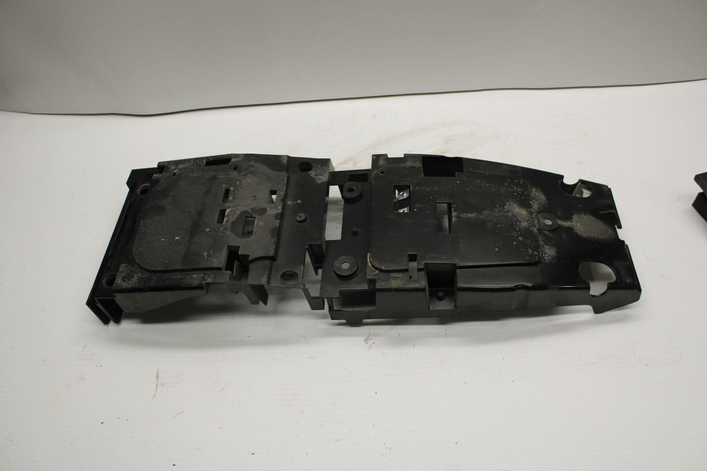 08-16 YAMAHA YZF R6 REAR BACK TAIL UNDERTAIL BATTERY TRAY PLASTIC BB247